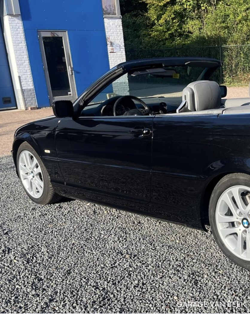 Zijkant detail van BMW cabrio na volledige spuitbeurt in diepzwart bij Garage van Beek Soesterberg
