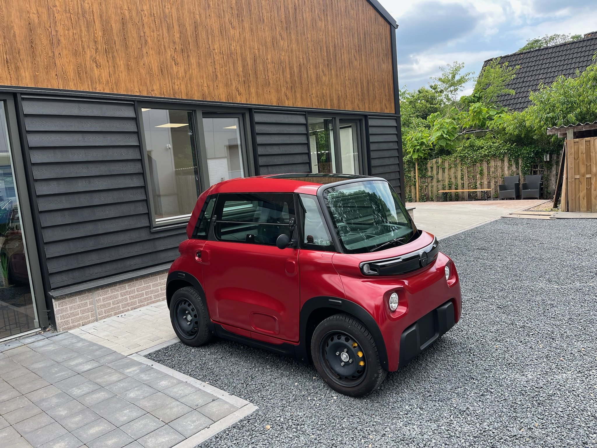Opel Rocks volledig custom gespoten in rood parelmoer met zwart dak en gele remklauwen, eindresultaat bij Garage van Beek Soesterberg