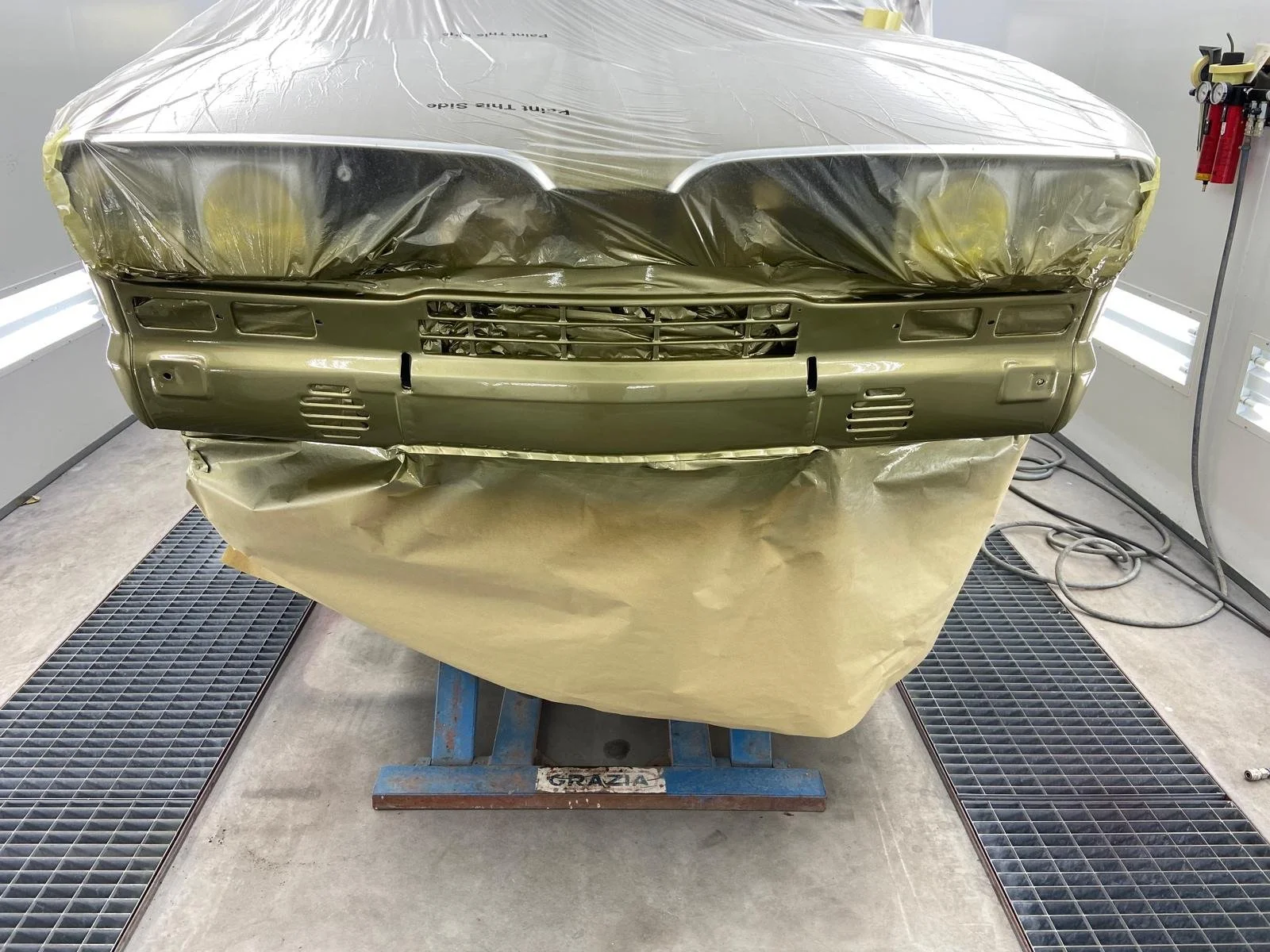 Vers gespoten voorkant van Renault 16 TX in de spuitcabine van Garage van Beek Soesterberg