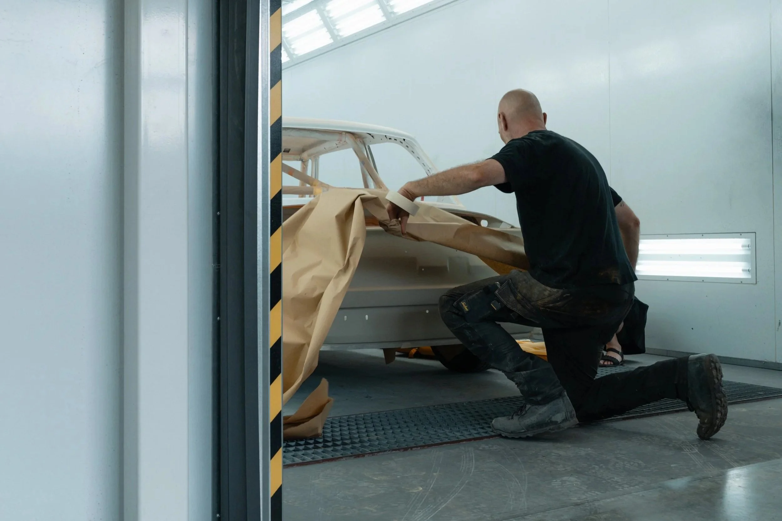 Voorbereiding op spuitwerk in spuitcabine Garage van Beek.