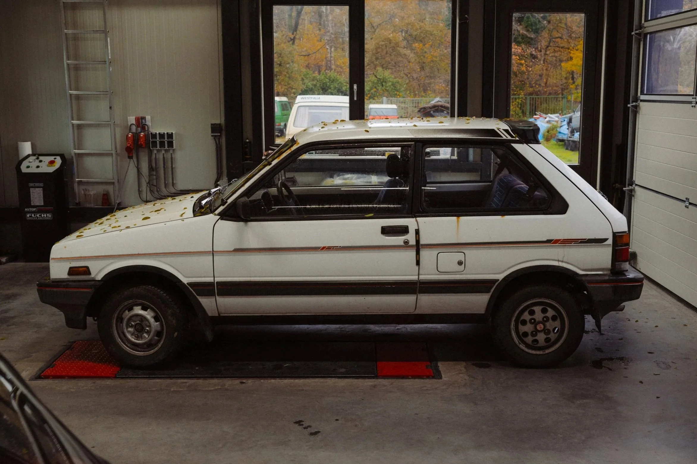 Subaru Justy met roestschade bij binnenkomst voor restauratie bij Garage van Beek Soesterberg