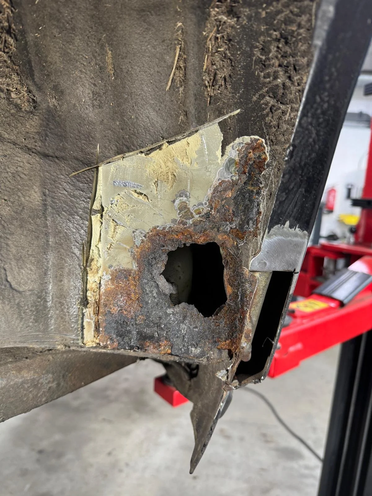 Roestschade in de carrosserie van een BMW cabrio, voor herstel bij Garage van Beek Soesterberg