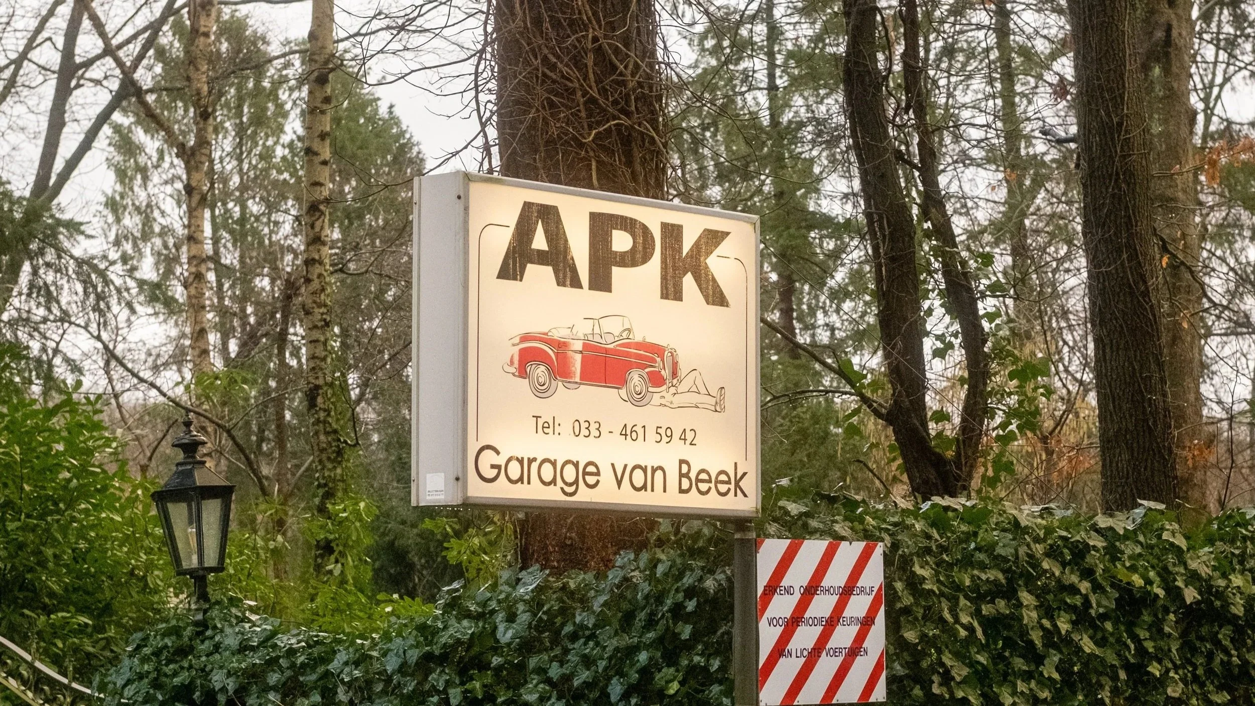 APK bord van Garage van Beek aan de Amersfoortsestraat in Soesterberg, erkend onderhoudsbedrijf