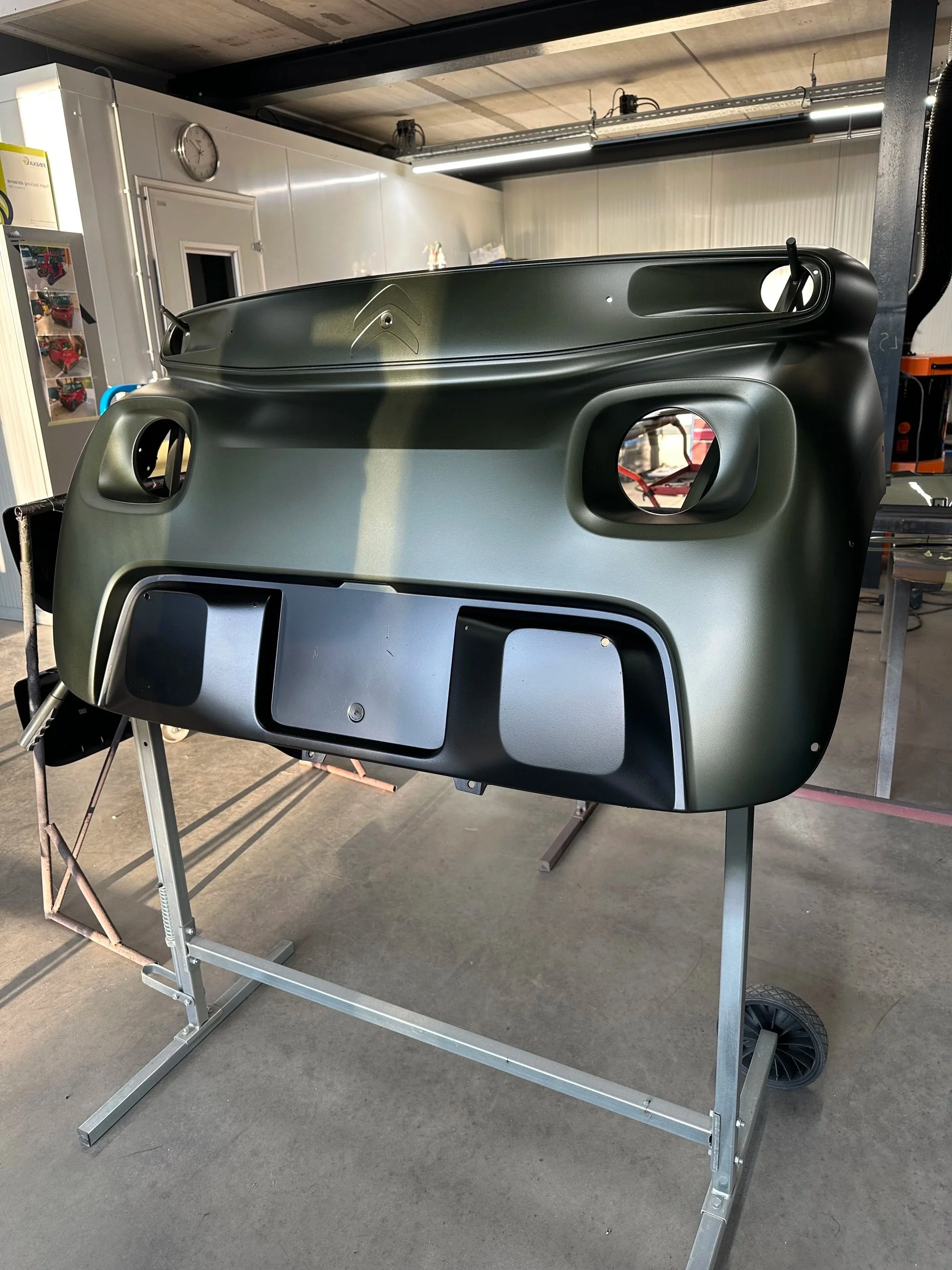 Gespoten voorkant micro auto bij Garage van Beek in Soesterberg