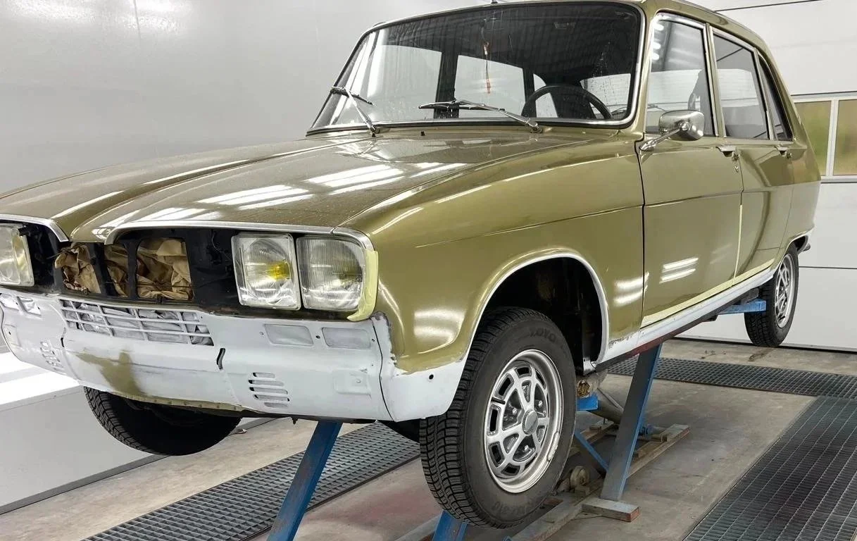 Onderkant Renault 16 TX op de brug in werkplaats tijdens restauratie bij Garage van Beek Soesterberg