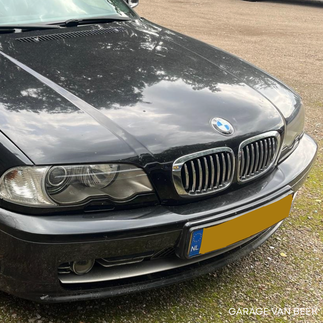 Voorkant van BMW cabrio met verouderde lak vooraf, voor herstel bij Garage van Beek Soesterberg