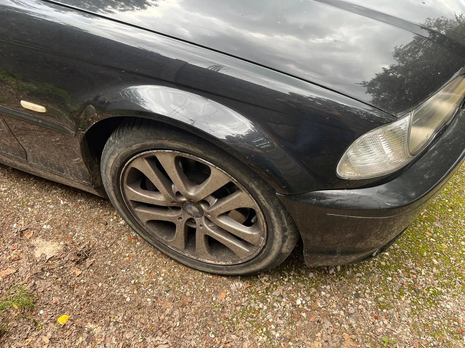 Velg en lak van BMW cabrio vooraf, voor spuitbeurt bij Garage van Beek Soesterber