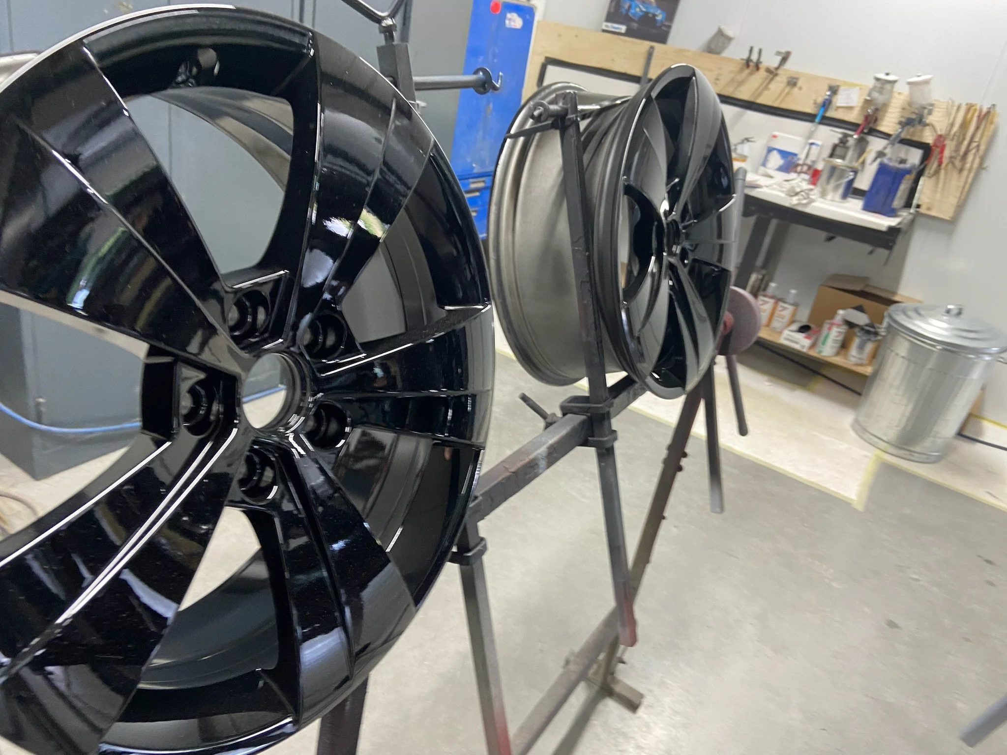 Detailfoto van hoogglans zwart gespoten Opel Rocks velg bij Garage van Beek Soesterberg