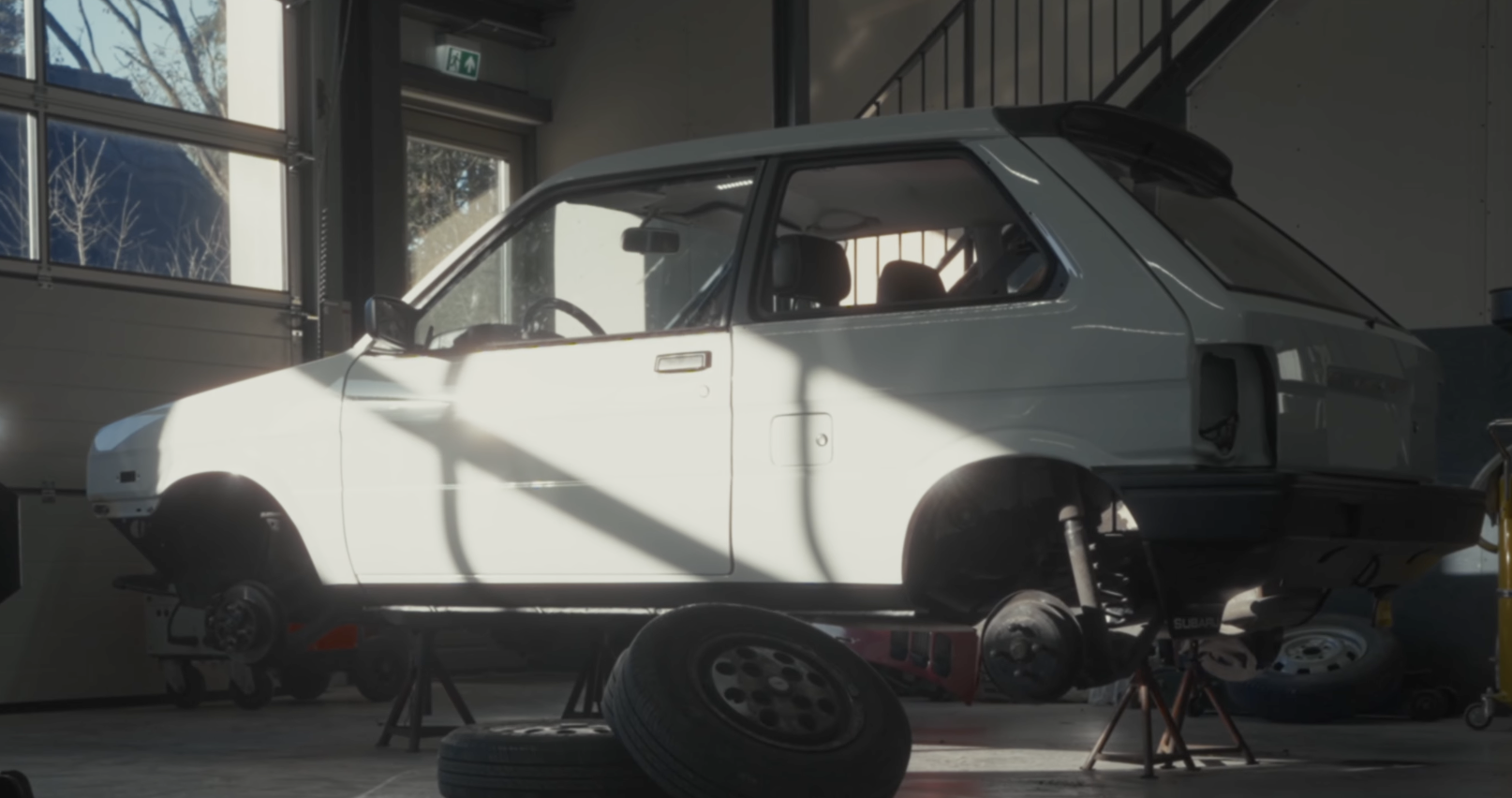 Subaru Justy gedemonteerd in de werkplaats van Garage van Beek Soesterberg tijdens volledige restauratie