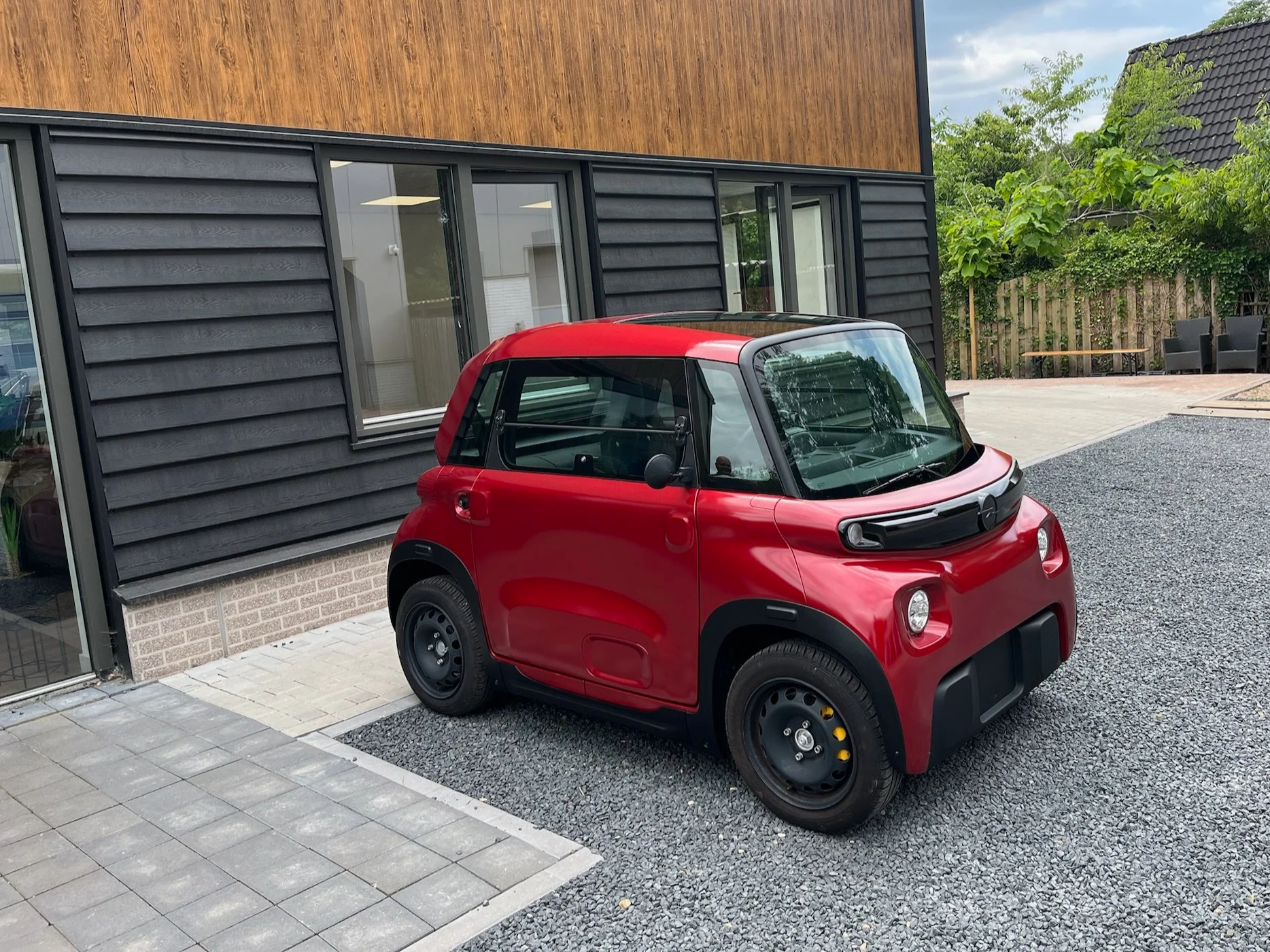 Opel Rocks gespoten in rood bij Garage van Beek Soesterberg, stadsauto personaliseren