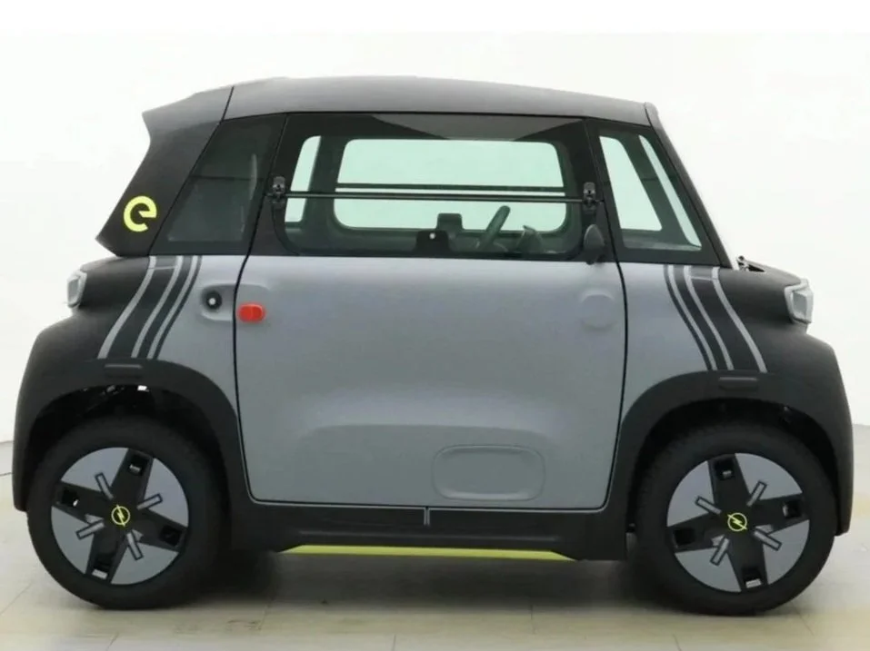 Opel Rocks micro auto zijkant voor custom spuitbeurt bij Garage van Beek Soesterberg