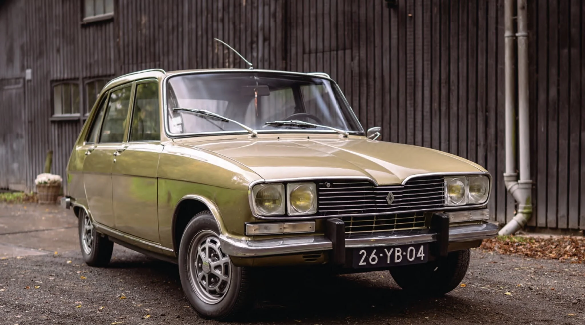 Renault 16 TX na deelrestauratie en roestherstel, eindresultaat voorkant bij Garage van Beek Soesterberg