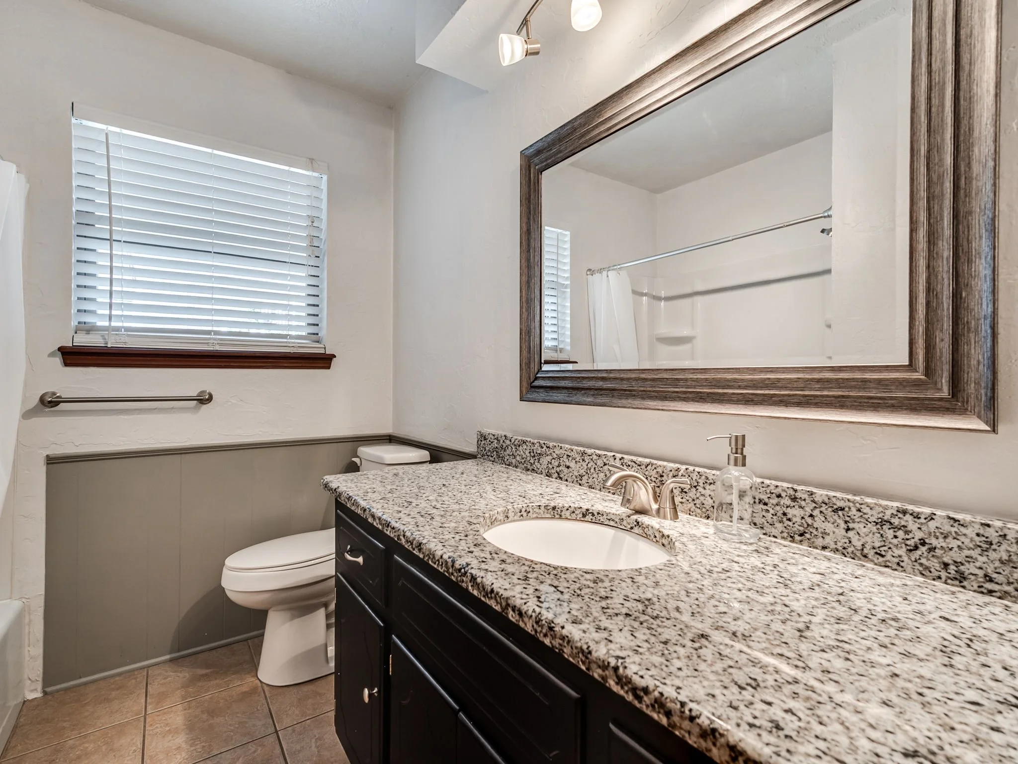 1509 W London St-17.jpg