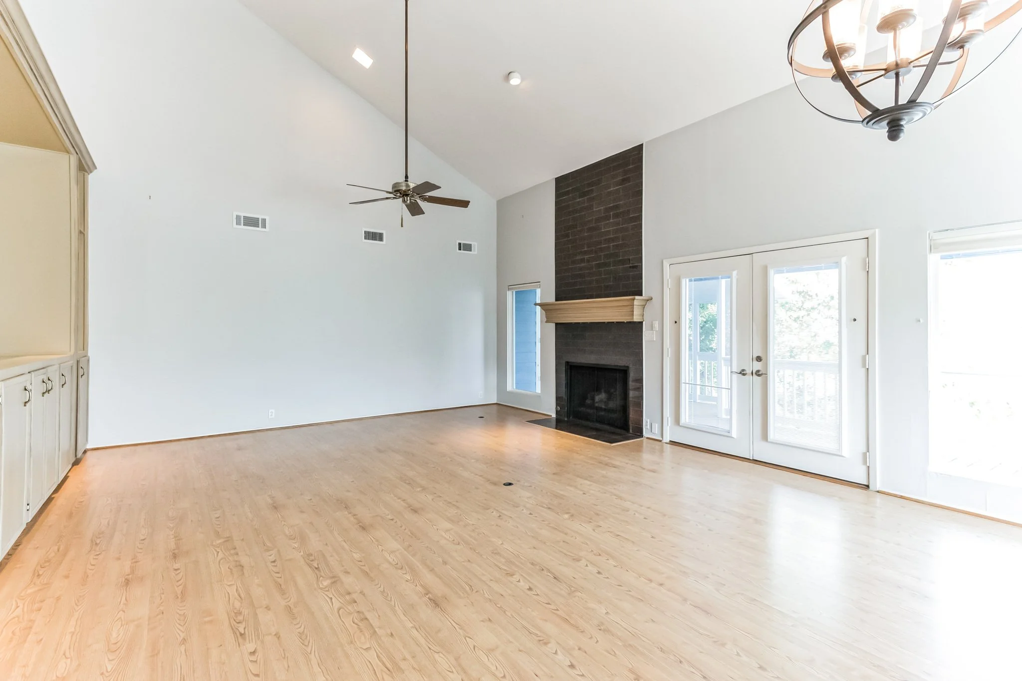 Copy of 678_Warsaw_Dr_Hitchcock_TX_77563_USA-Foyer-IMG_3906.jpg