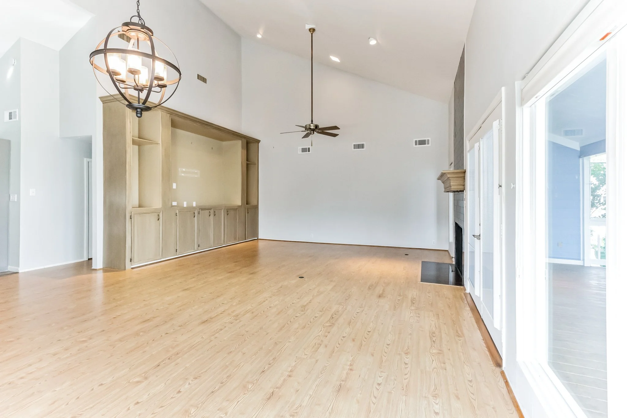 Copy of 678_Warsaw_Dr_Hitchcock_TX_77563_USA-Foyer-IMG_3904.jpg