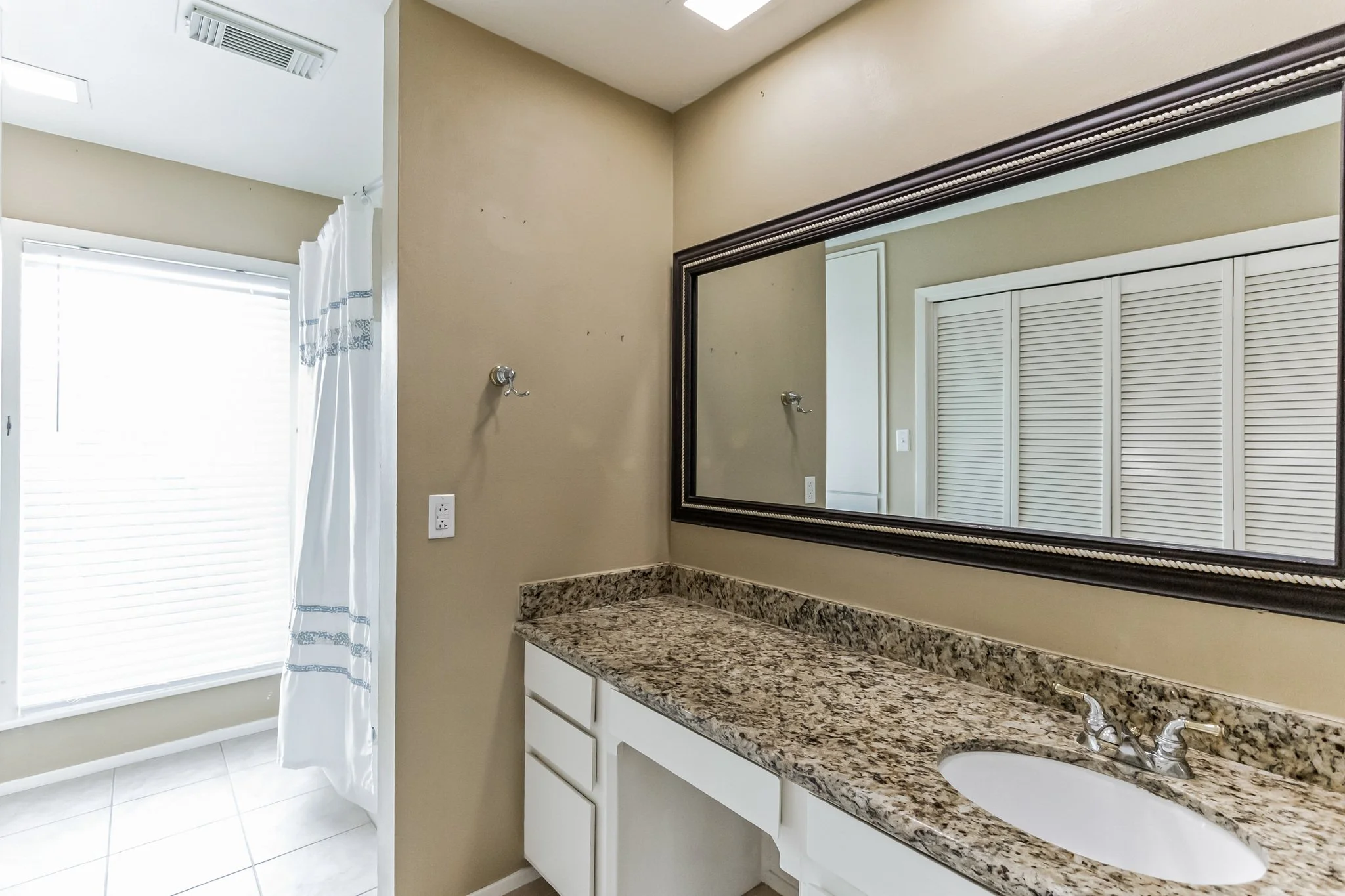 Copy of 678_Warsaw_Dr_Hitchcock_TX_77563_USA-Bathroom-IMG_3914.jpg