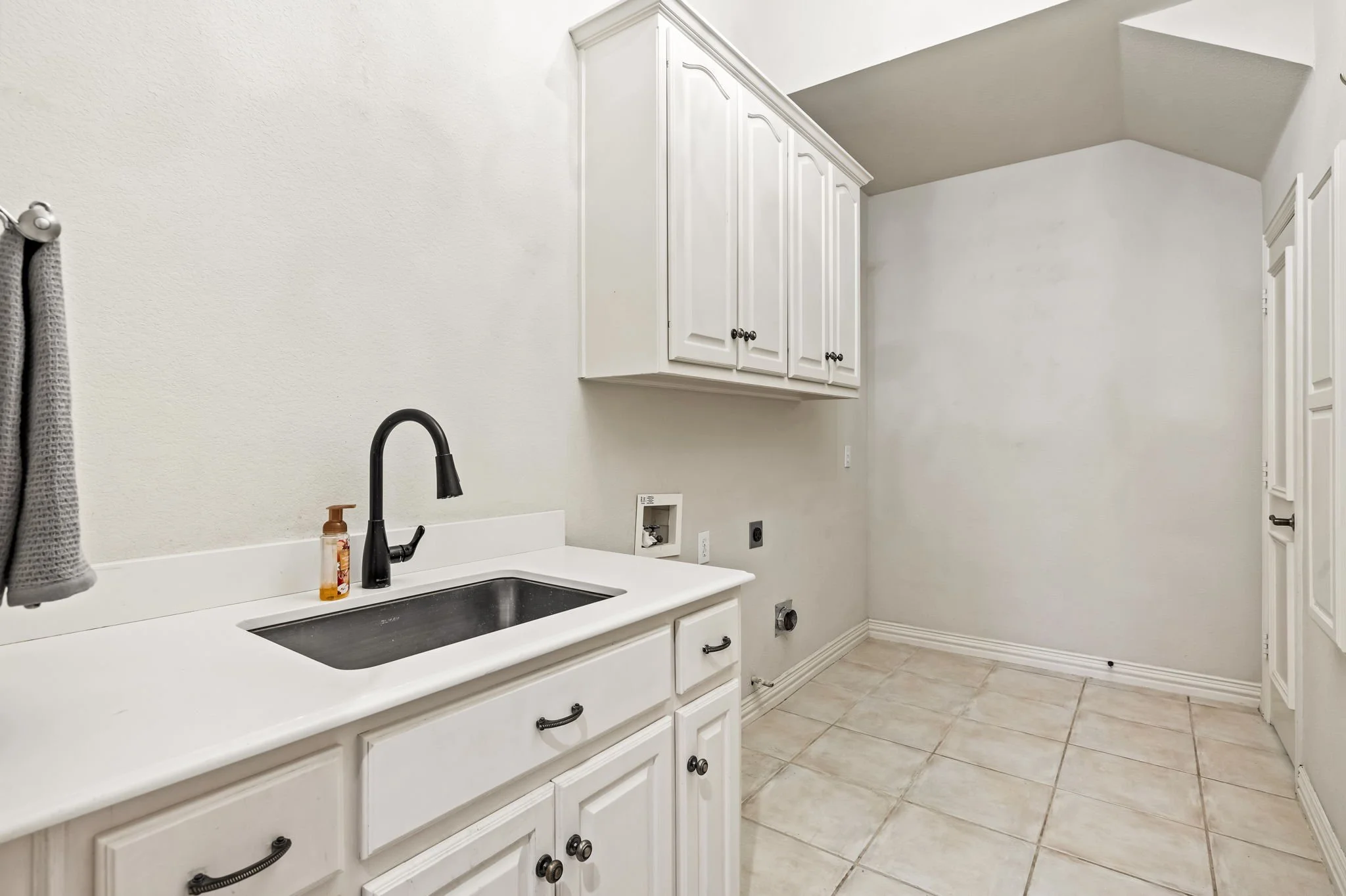 24-web-or-mls-6609 Riverhill-24.jpg