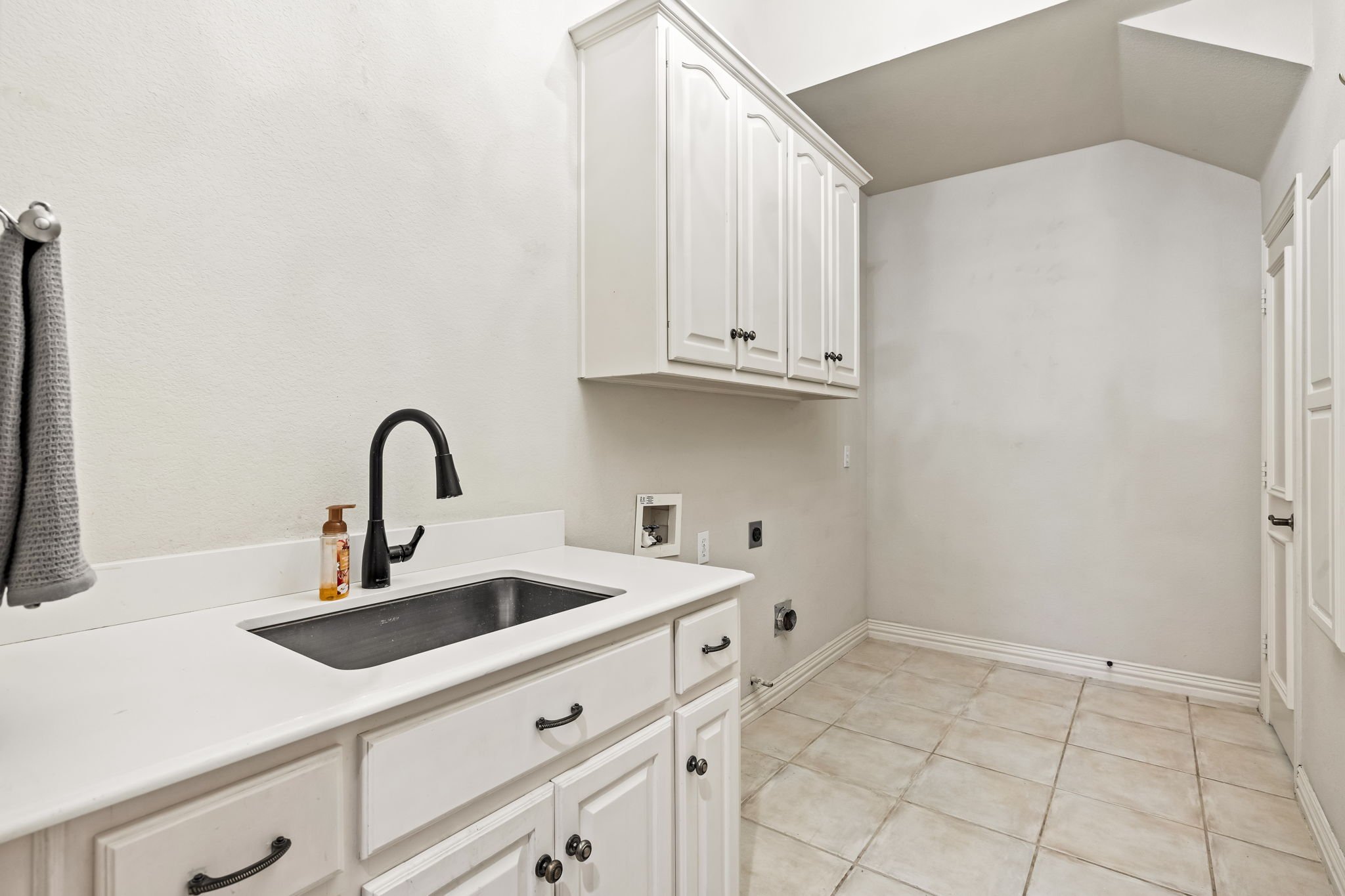 24-web-or-mls-6609 Riverhill-24.jpg