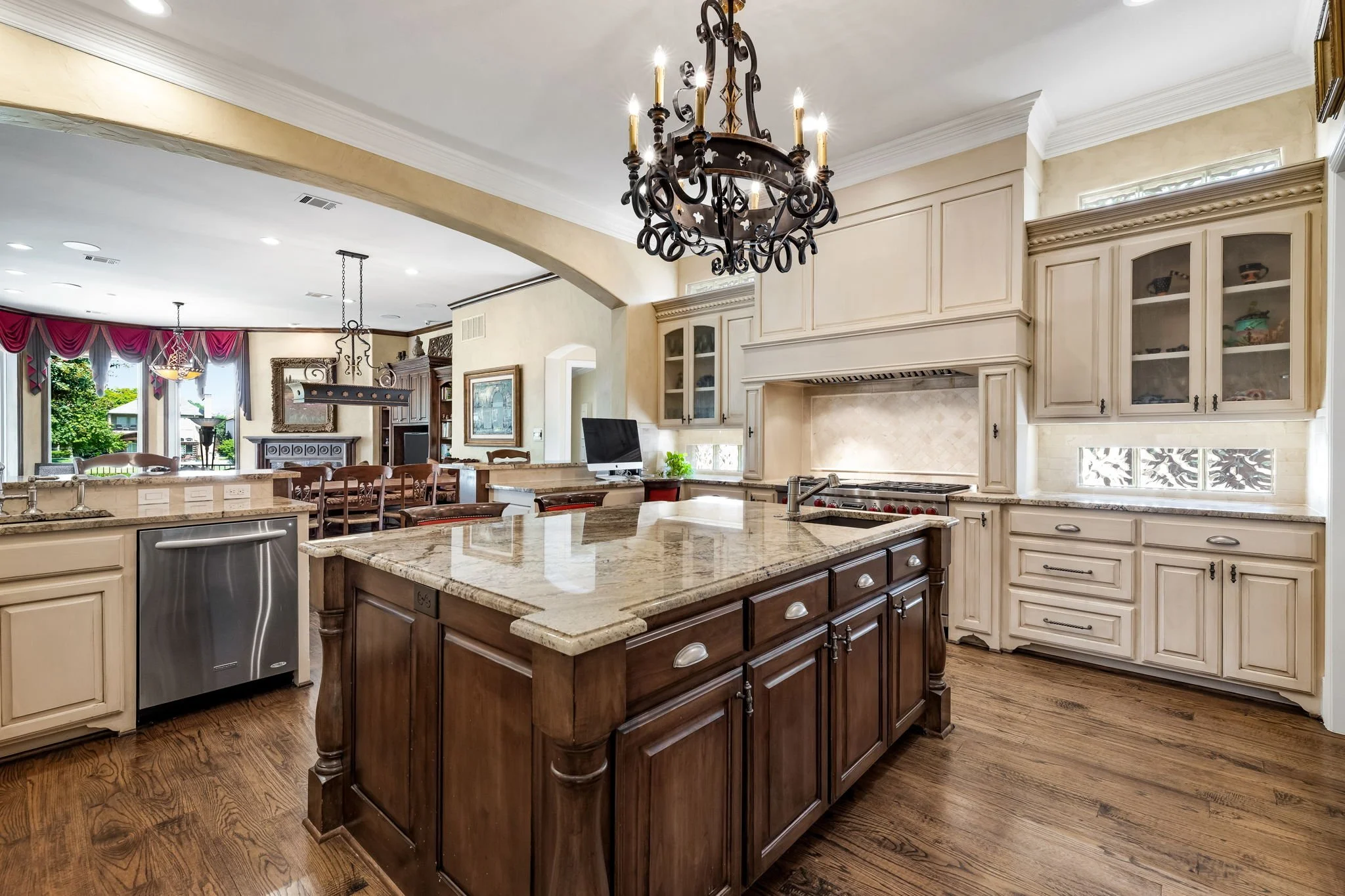 15-web-or-mls-3020 Shelton Way-15.jpg