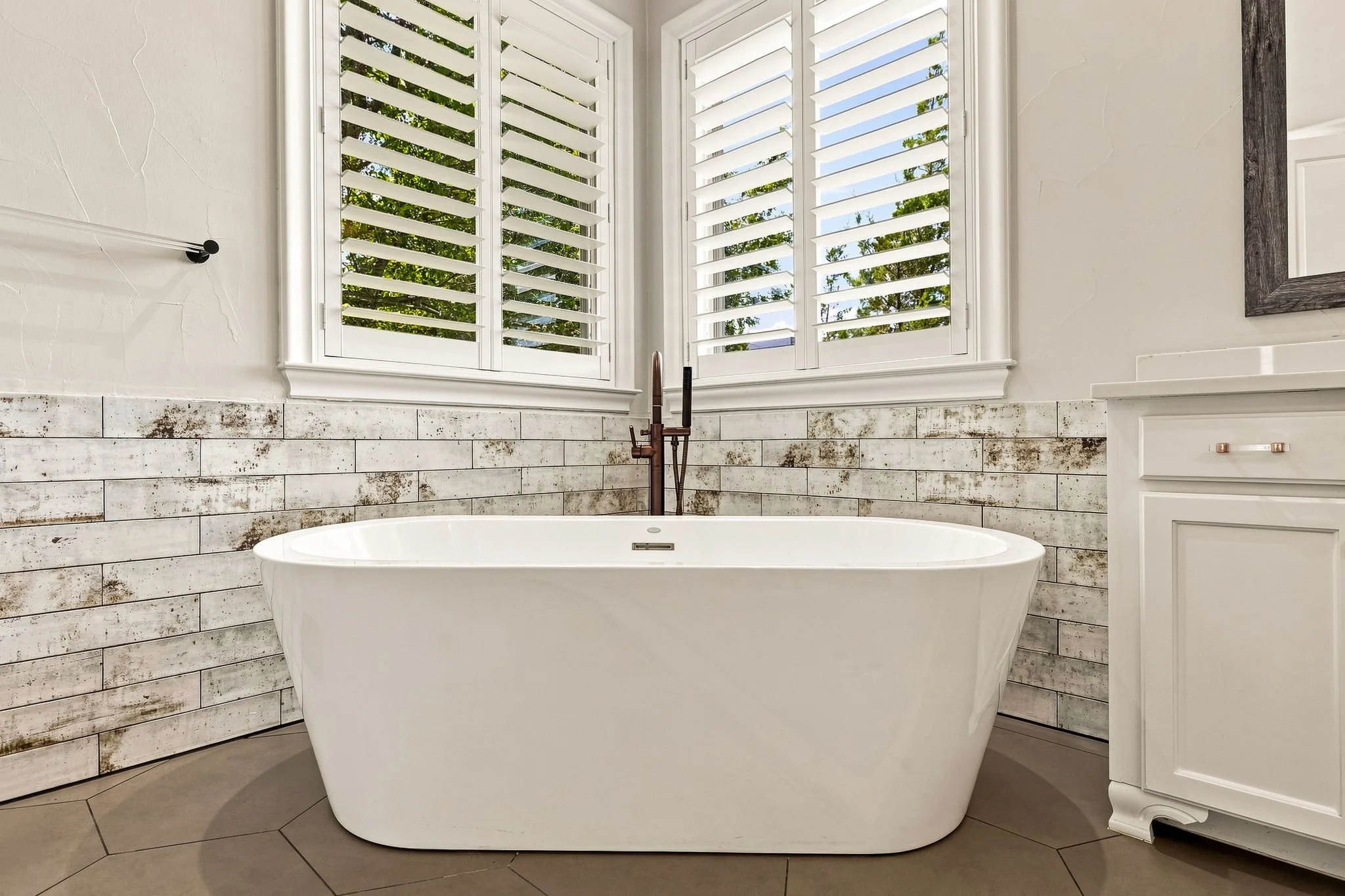 30-web-or-mls-2120 Meadow View-30.jpg