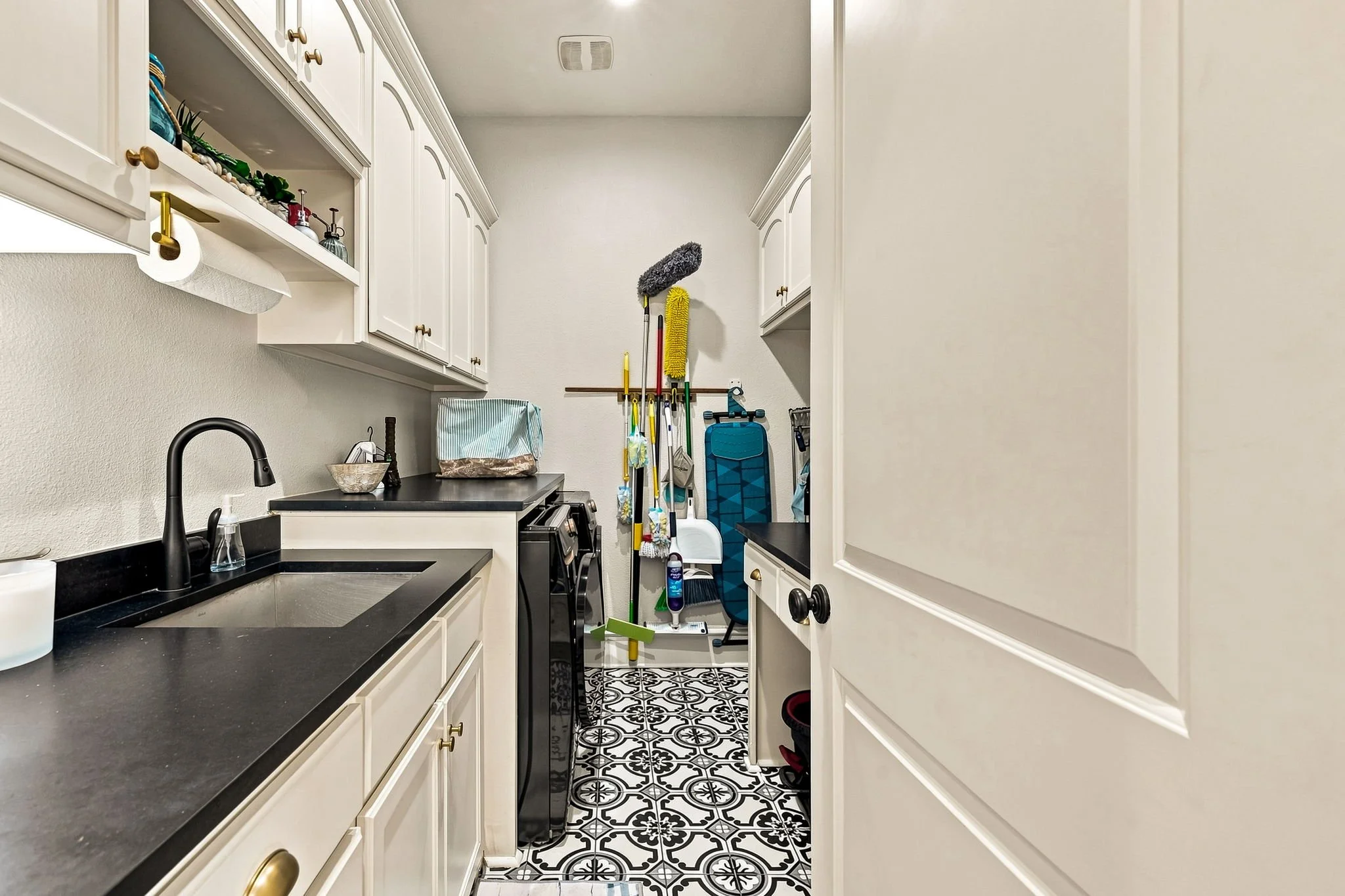 48-web-or-mls-2120 Meadow View-48.jpg