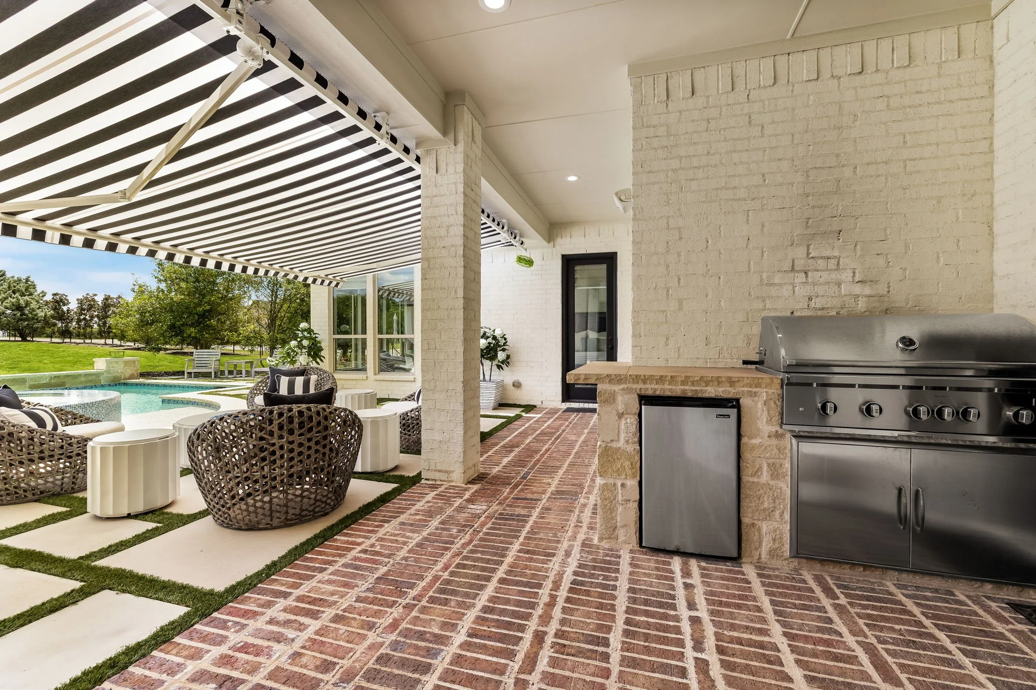 49-web-or-mls-2120 Meadow View-49.jpg