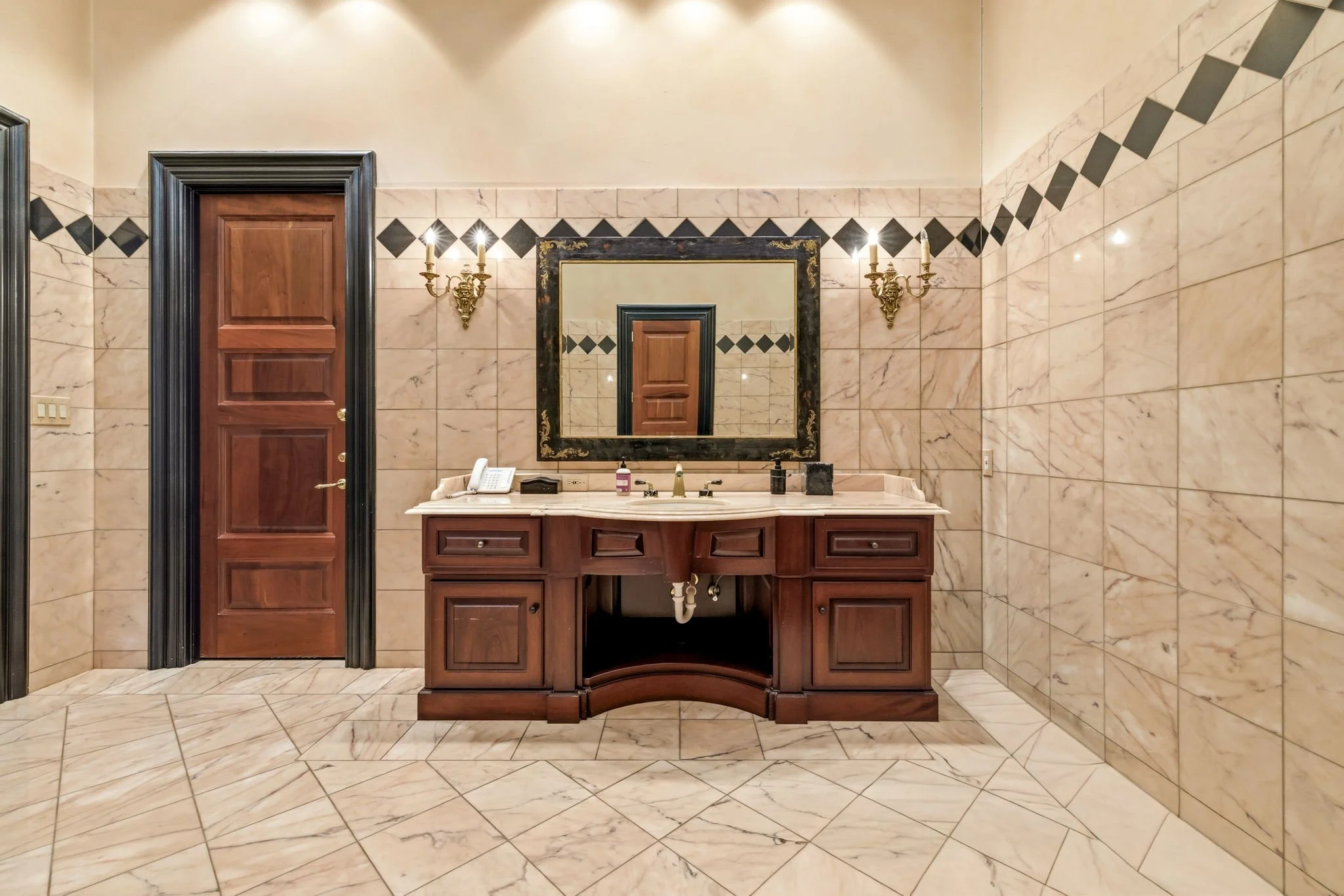 11-web-or-mls-5817 Red Wolf - Primary Bedroom Suite-11.jpg