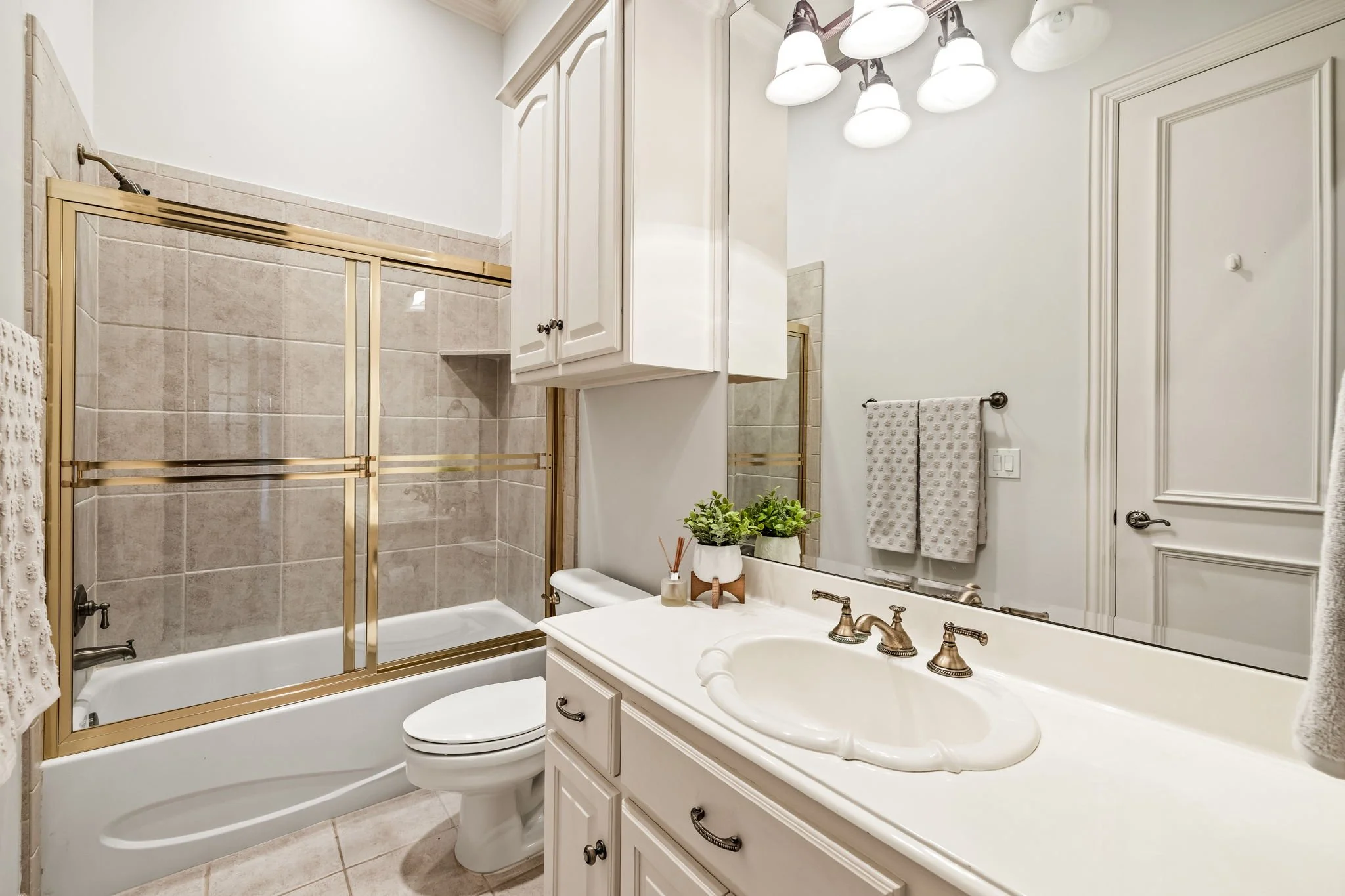 36-web-or-mls-6609 Riverhill-36.jpg