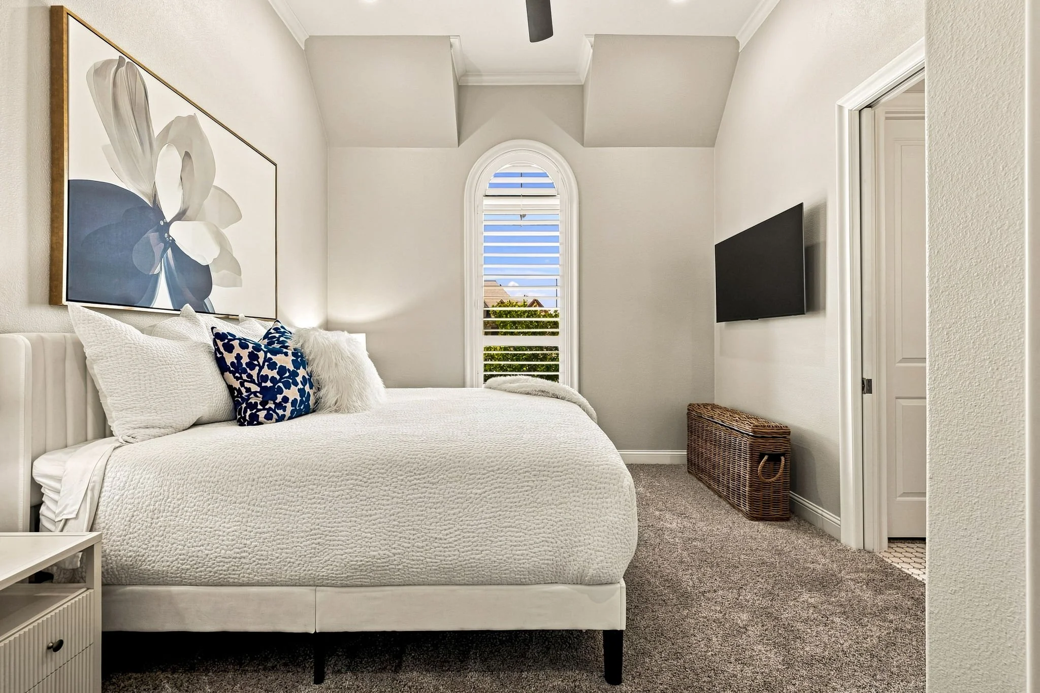 46-web-or-mls-2120 Meadow View-46.jpg