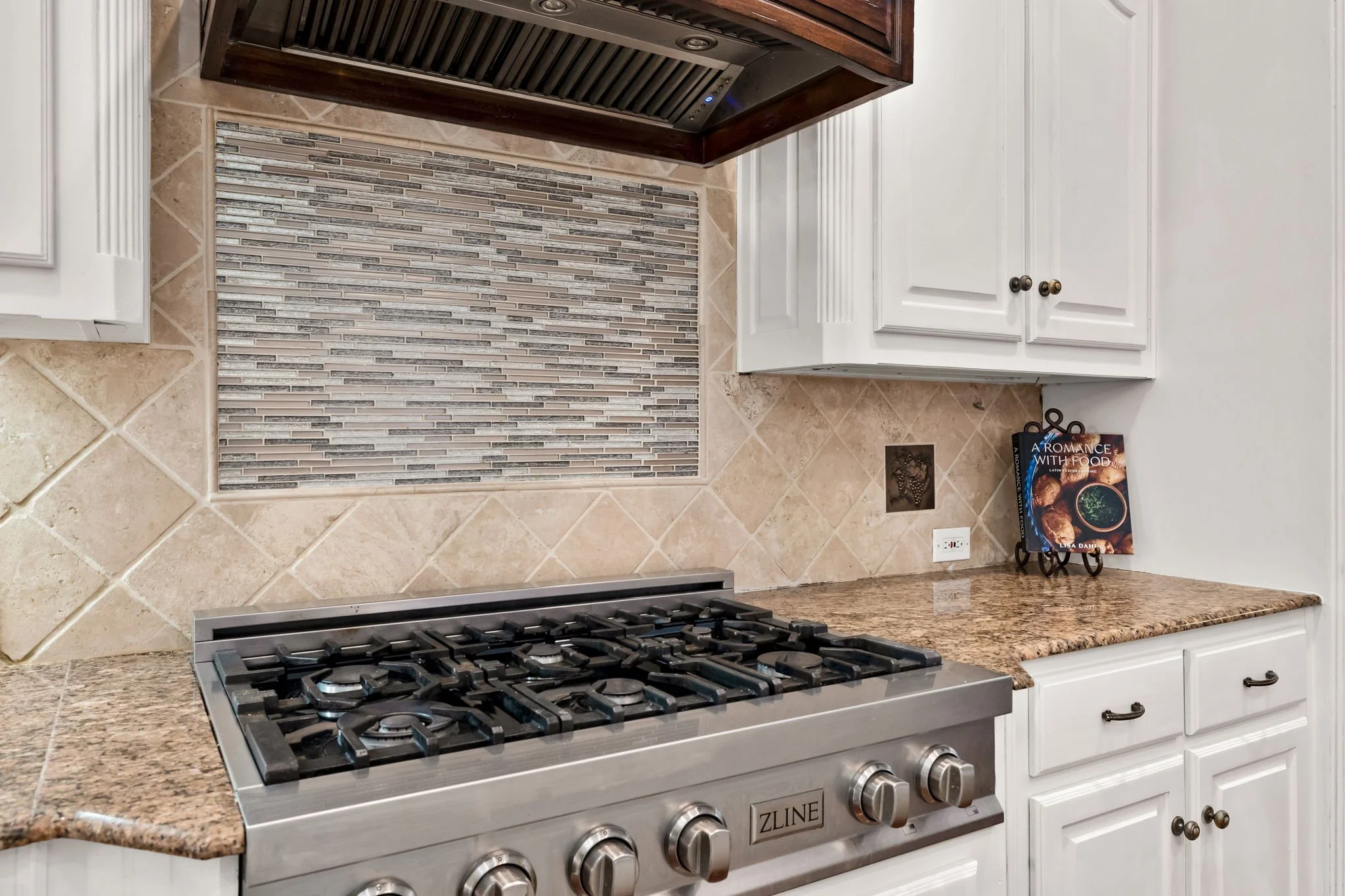 21-web-or-mls-6609 Riverhill-21.jpg