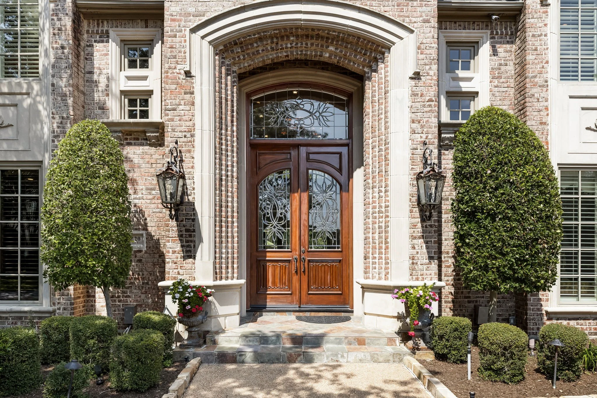 2-web-or-mls-3020 Shelton Way-02.jpg