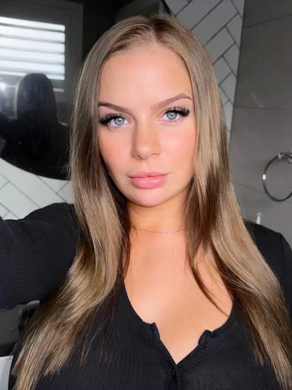 this absolute honey in full volume ❤️&zwj;🔥🏹🪩✨ 

#lashes #beauty #classic #volumelashes