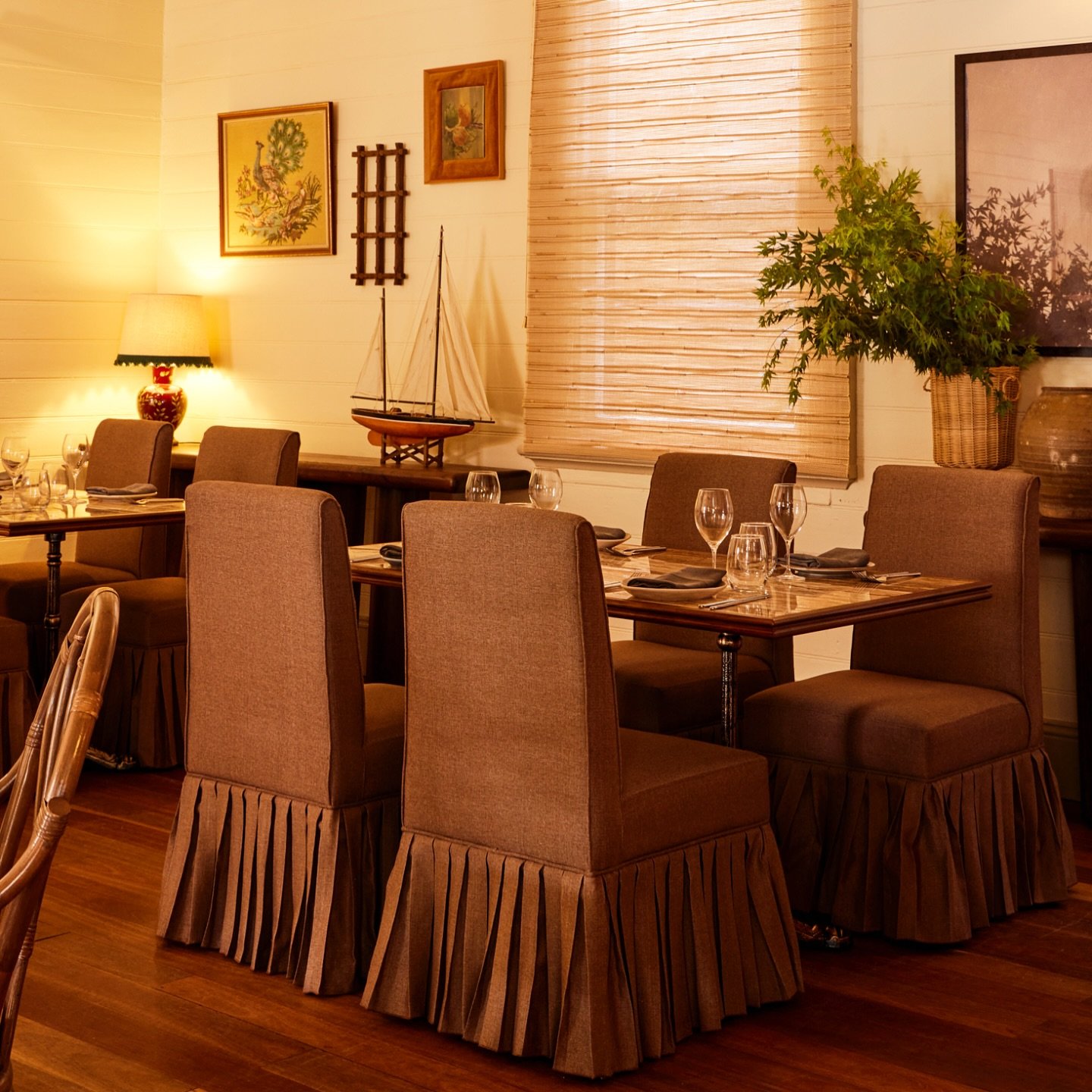 Skirted, pleated, and perfectly placed at our @rippleschowderbay project. These bespoke skirted dining chairs bring a soft rhythm to the room, grounded in warm tones and generous pleats. Made to feel familiar, like they&rsquo;ve always belonged here.