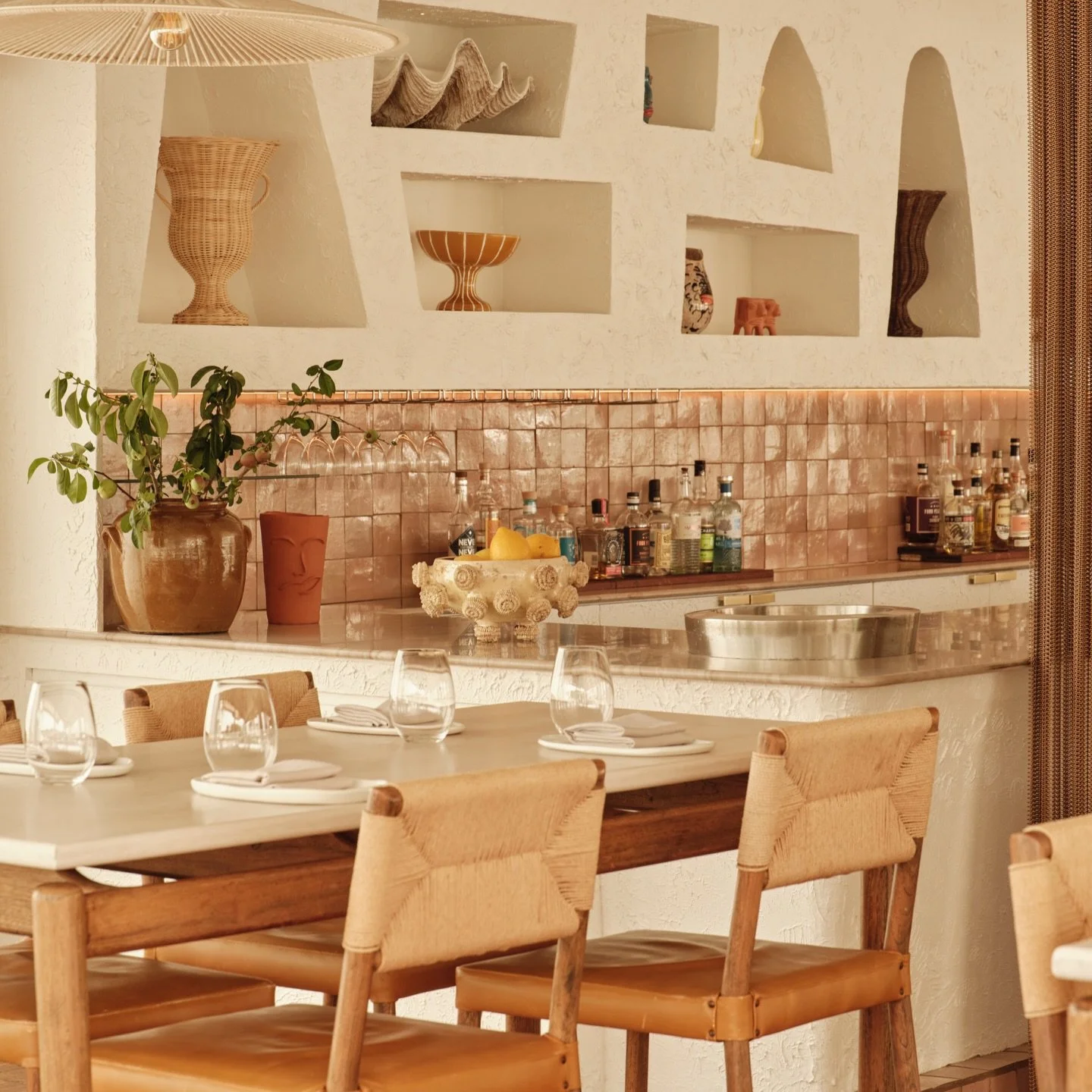 Mediterranean ease.

A softer, more open Mediterranean spirit shaped Ormeggio, while keeping the refinement it is known for. A sculpted plaster bar, light timbers and blush tiles create a calm interior that moves slowly and invites lingering. A Medit