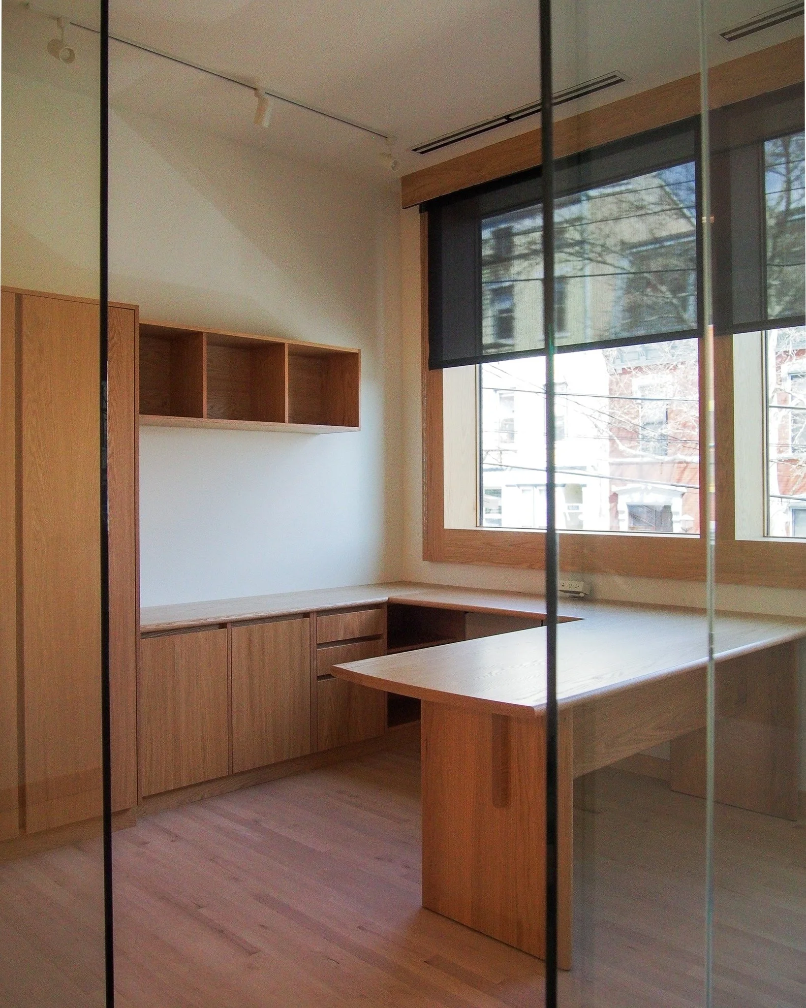 Here's a sneak peek at the office suite we custom-built for the brand-new Fotofocus building. 

#officesuite #customfurniture #spatialdesign #customwoodworking
