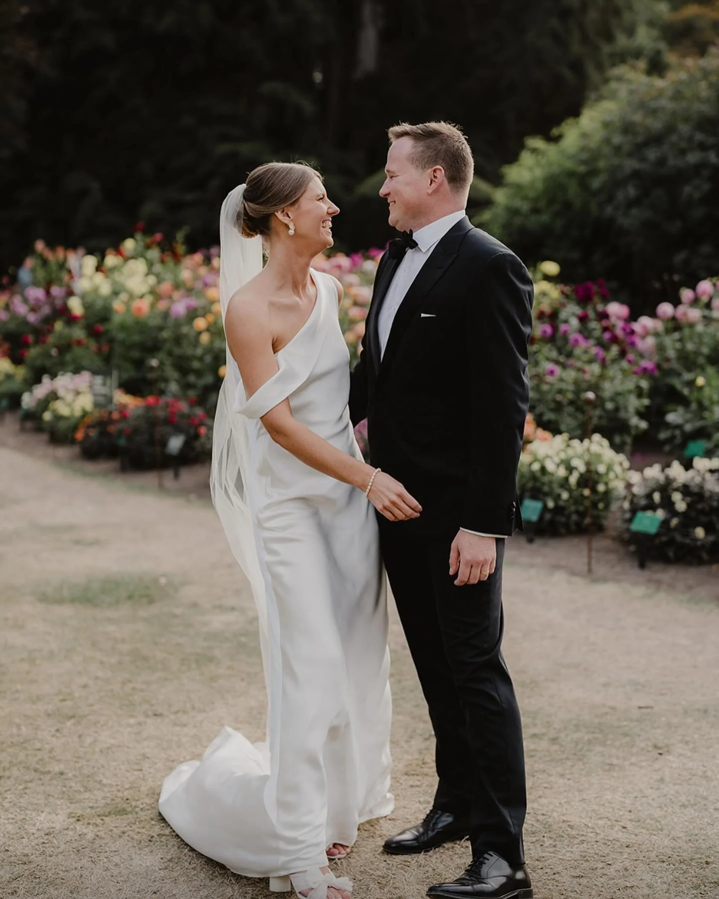 I bumped into this absolute babe bride today and it reminded me I had her gallery of incredible photos ✨✨
So cool to hear comments she shared form bridesmaids like “this is the most beautiful my hair has ever been”
So here she is the abs