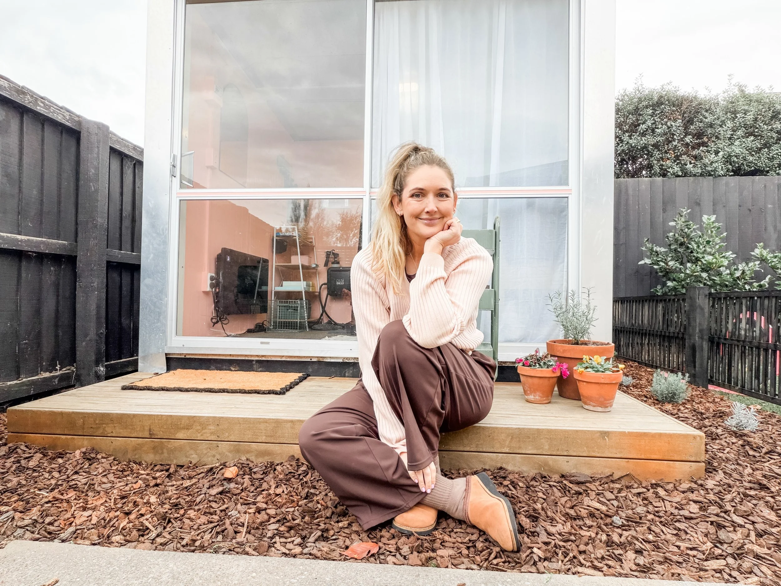 Not sure what&rsquo;s happening with my ankle in this photo. 
But I love my little tanning studio in my garden - it really is such a happy little space ✨

Located in Parklands, Christchurch - if you are looking for a little Autumn glow then I&rsquo;m