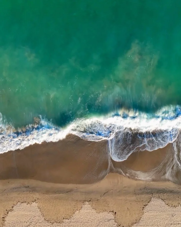 ☀️🎧 Summer Podcast Recs 🎧 ☀️
Perfect for beach days, long drives, lazy afternoons, or whenever you need a little escape.

🎧Skase: Fall of a Tycoon🎧
A gripping deep dive into the rise &mdash; and spectacular fall &mdash; of Christopher Skase. Powe