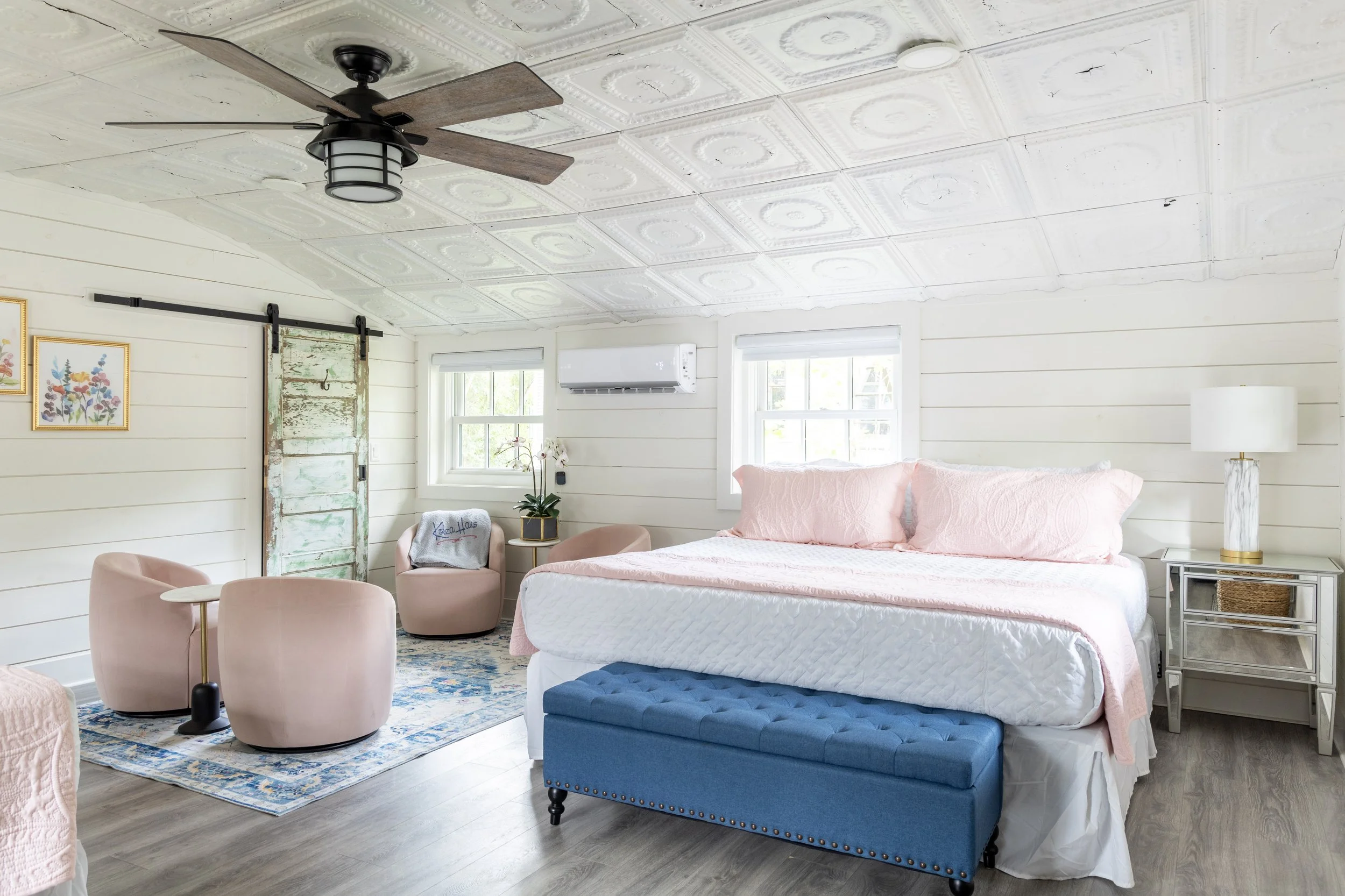 Cozy studio with 2 queen beds and a dining table in Round Top, TX