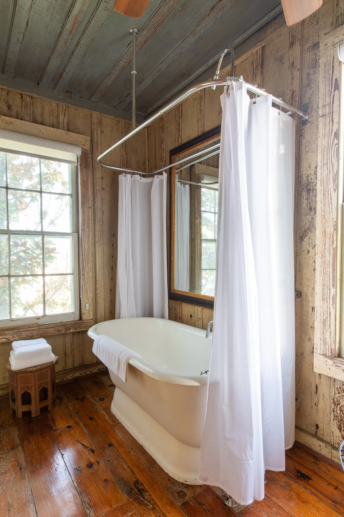 Vintage style bathtub in the Bybee cottage at the Round Top Motel