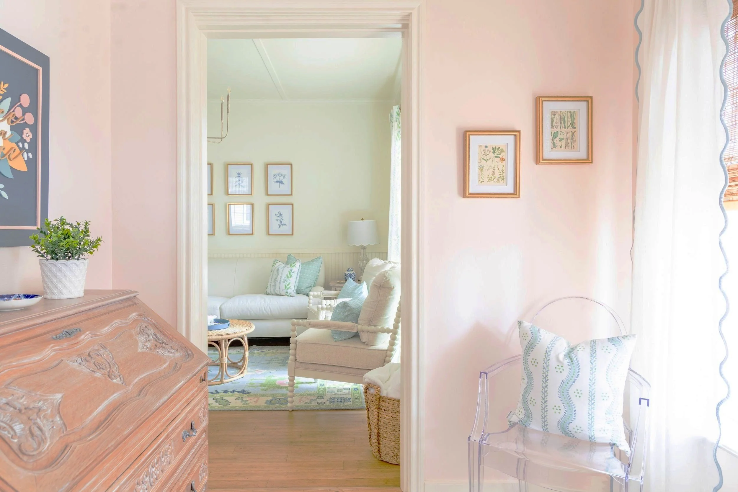 A light and bright entryway leads to the living space at the Grace Inn Moli cottage in La Grange, TX