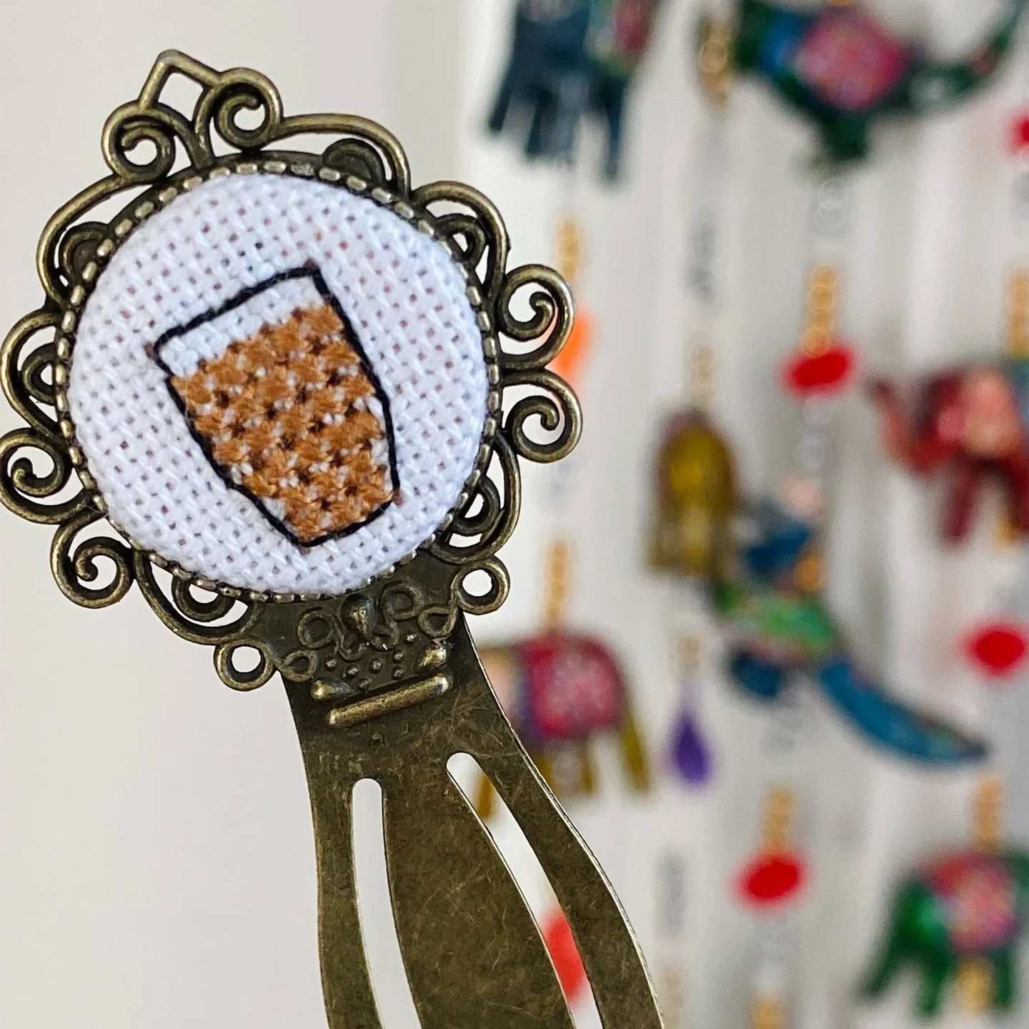 Thank you for all the love on my brand new bookmarks 🙌🏽

I&rsquo;ll be sharing some more in the next few days, stay tuned 😉

#chai #nehaxstitch #moderndesi #southasian #indian #tea #crossstitch #desiart #indianart #embroidery #chailover