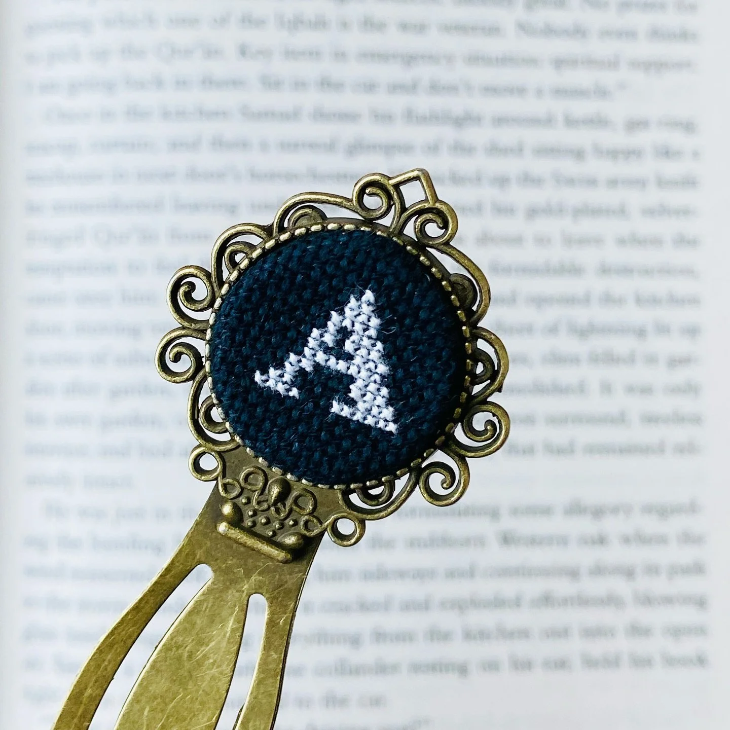 📚Embroidered Bookmarks!📚

I&rsquo;m always on the hunt for new ways to gift my embroidery to my friends and I was so excited when I successfully created these! 🙌🏽

They&rsquo;re now listed on @modern_desi as fundraiser items for @ppnorcal 💖