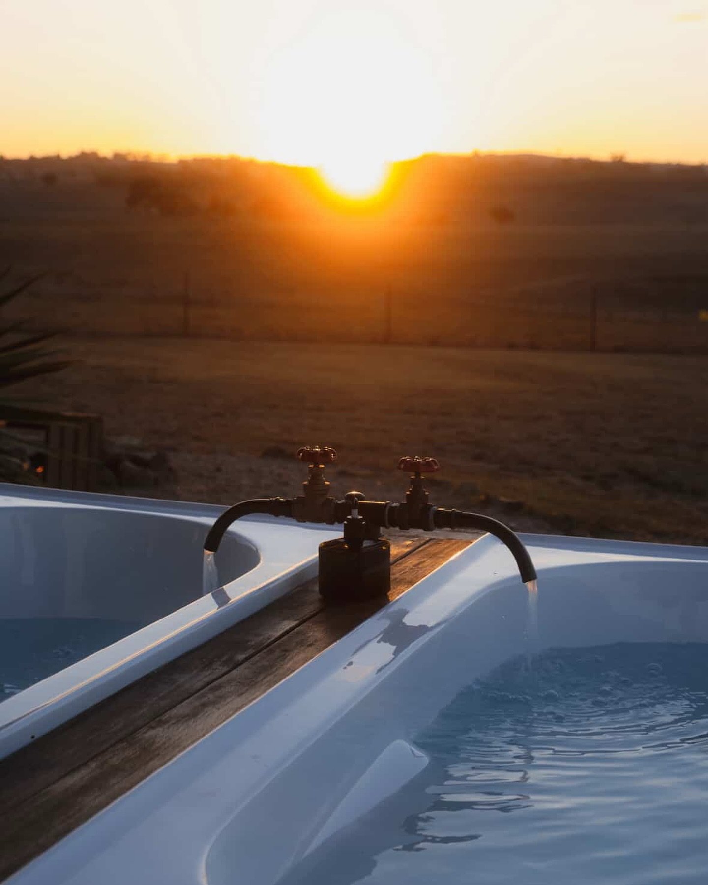 Sunset bath anyone? 

Book a two night stay with us and receive a complimentary breakfast hamper and a bottle of local red wine to enjoy in the outdoor tubs 🍷🛁

@boxgrovebathurst 

📸
@jomalog_ 
@feastonit_