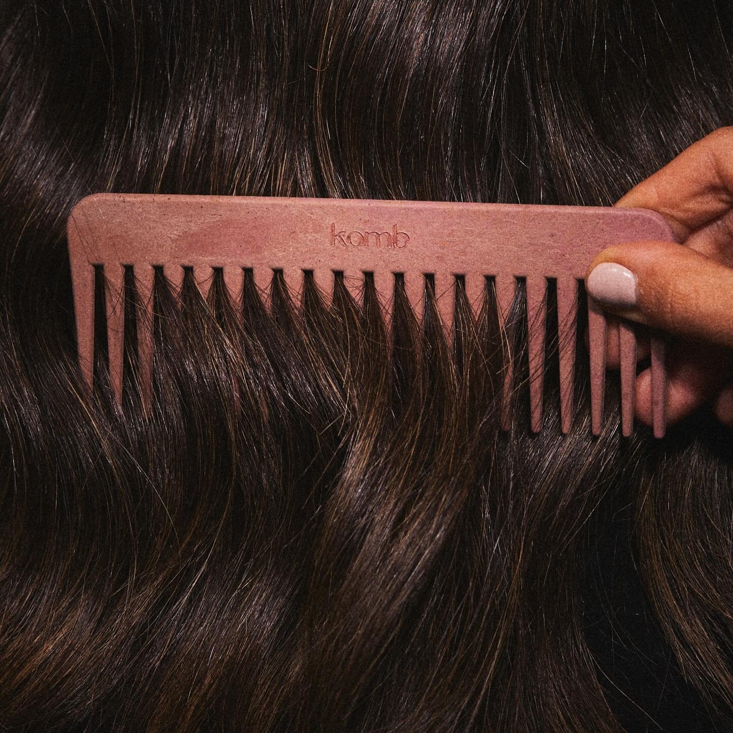 LUSCIOUS LOCKS 
c/o our static free Kombs 🪮.

Discover our soon to be released CLAY and STONE colourways #kombingsoon to @komb.beauty ⏰.

#komb #kombbeauty #welkomb #beauty #natural #naturalbeauty #ecofriendly #ecoconcious #ecobeauty #beautyroutines