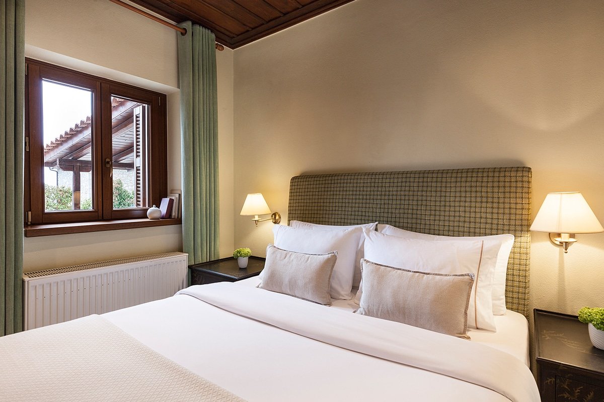 sma-gallery-accommodation-l_0001_Villa-Delphi-bedroom.jpg