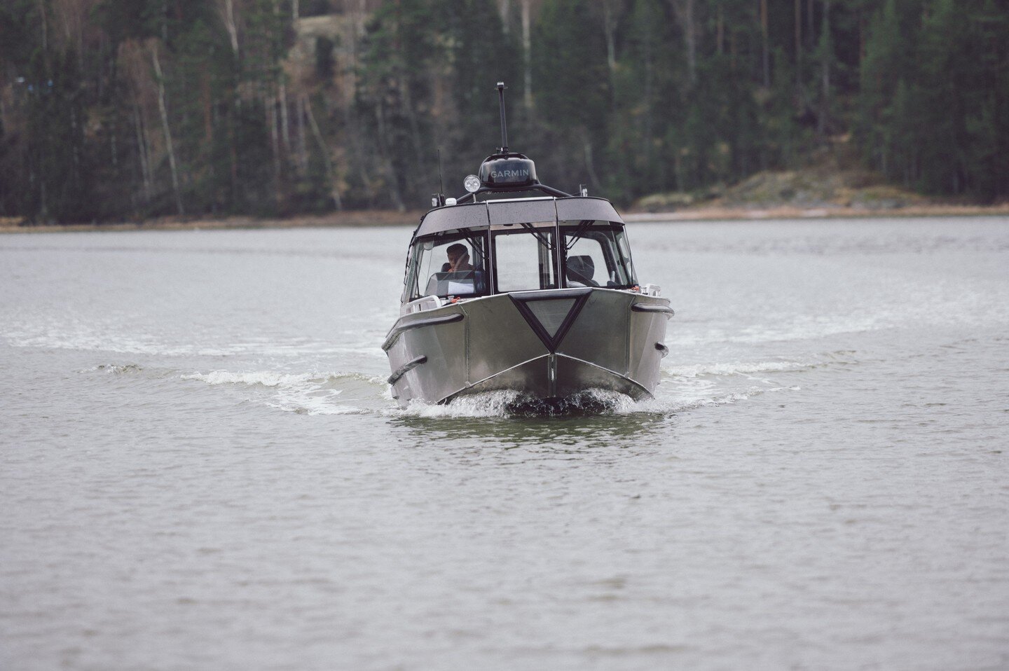 Hoppas att alla har haft en lugn och sk&ouml;n midsommar helg!
Ovan bild fr&aring;n en av de f&ouml;rsta turerna med v&aring;r nya b&aring;t som vi tog i bruk i v&aring;ras. Att kunna transportera sig med b&aring;t &auml;r en v&auml;sentlig del av v&