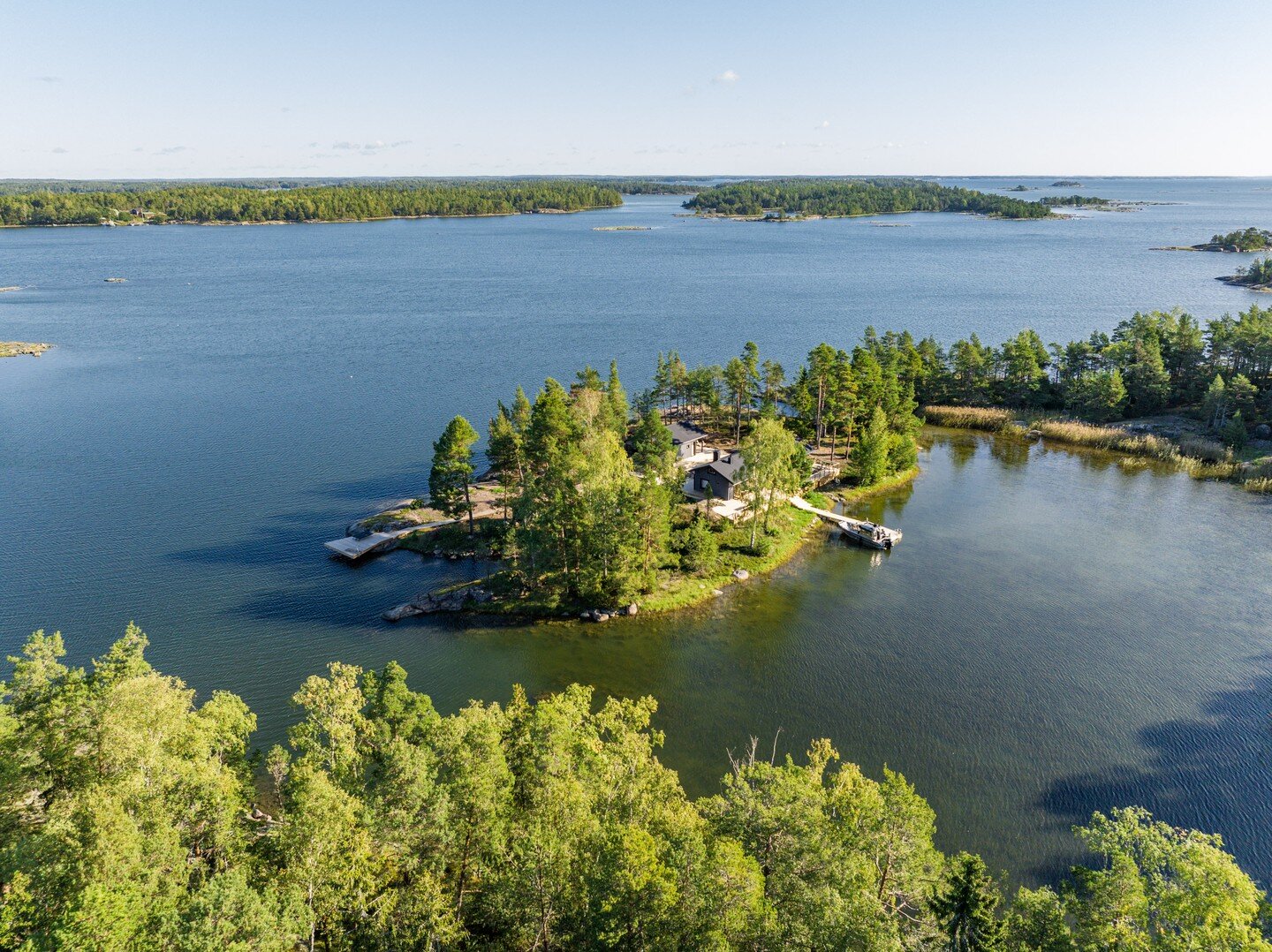 Kolla in v&aring;r uppdaterade hemsida! H&auml;r kan man bland annat g&aring; in och kika p&aring; v&aring;ra f&auml;rdigst&auml;llda projekt, l&auml;nk finns i bion och p&aring; story🏠