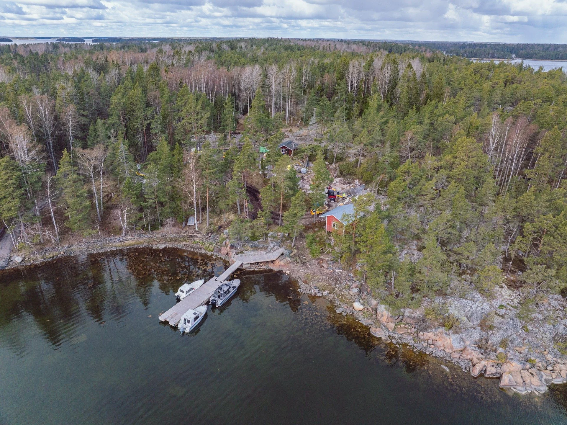 När ett projekt närmar sig sitt slut, rullar nästa igång. På det här bygget ersätter vi de gamla, slitna byggnaderna med något modernt och hållbart. Ny bastu. Ny huvudstuga. Gårdsmiljön f&ou