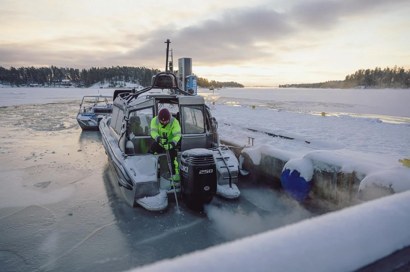 Dags att presentera v&aring;rt n&auml;sta projekt. Trots utmaningarna med vinter, sn&ouml; och is har vi p&aring;b&ouml;rjat ett sp&auml;nnande projekt p&aring; Str&ouml;ms&ouml; i Raseborg. Att komma fram och transportera ut byggmaterial till byggpl